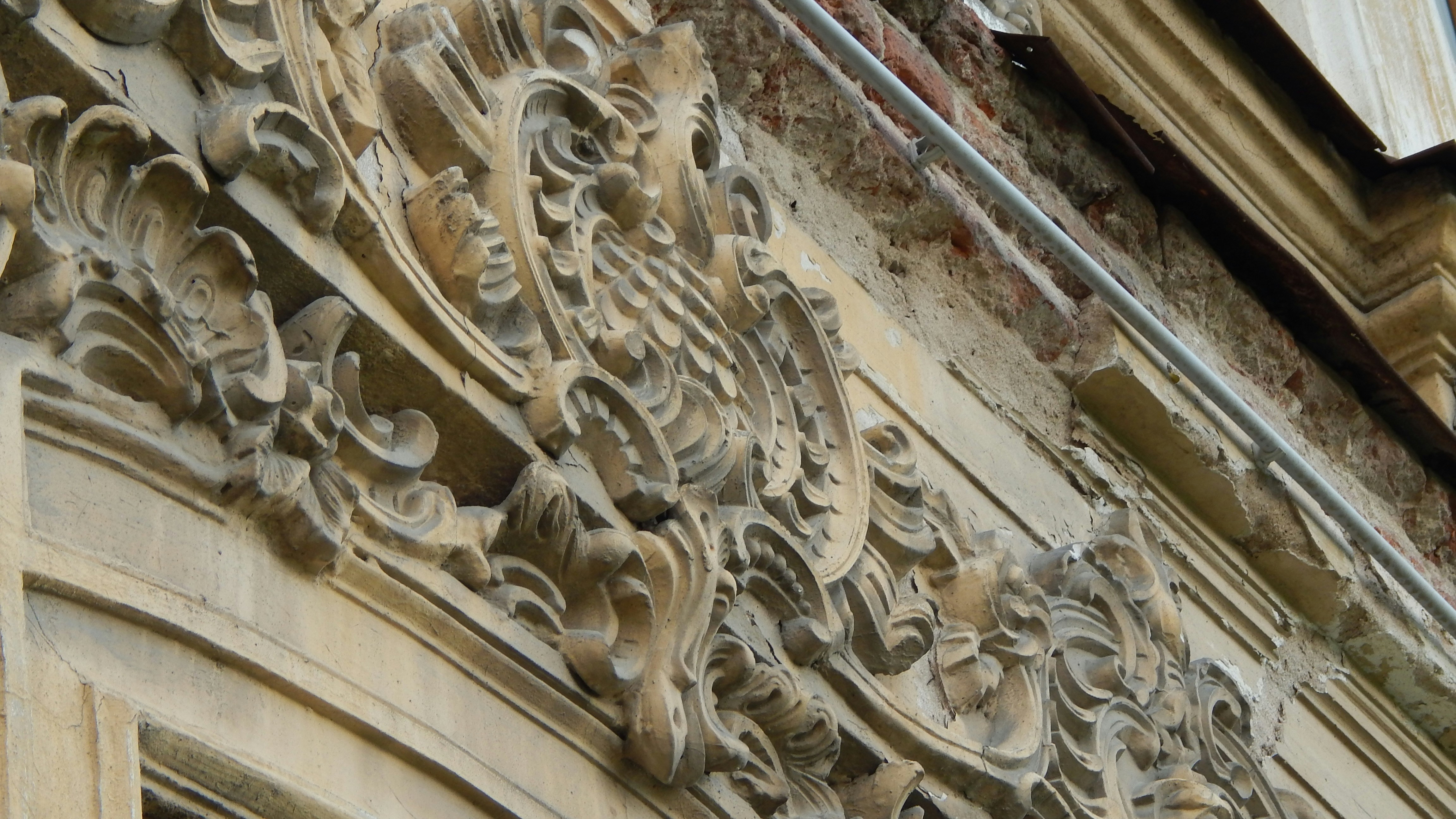 Intricate incisioni in pietra adornano la facciata dell'edificio antico
