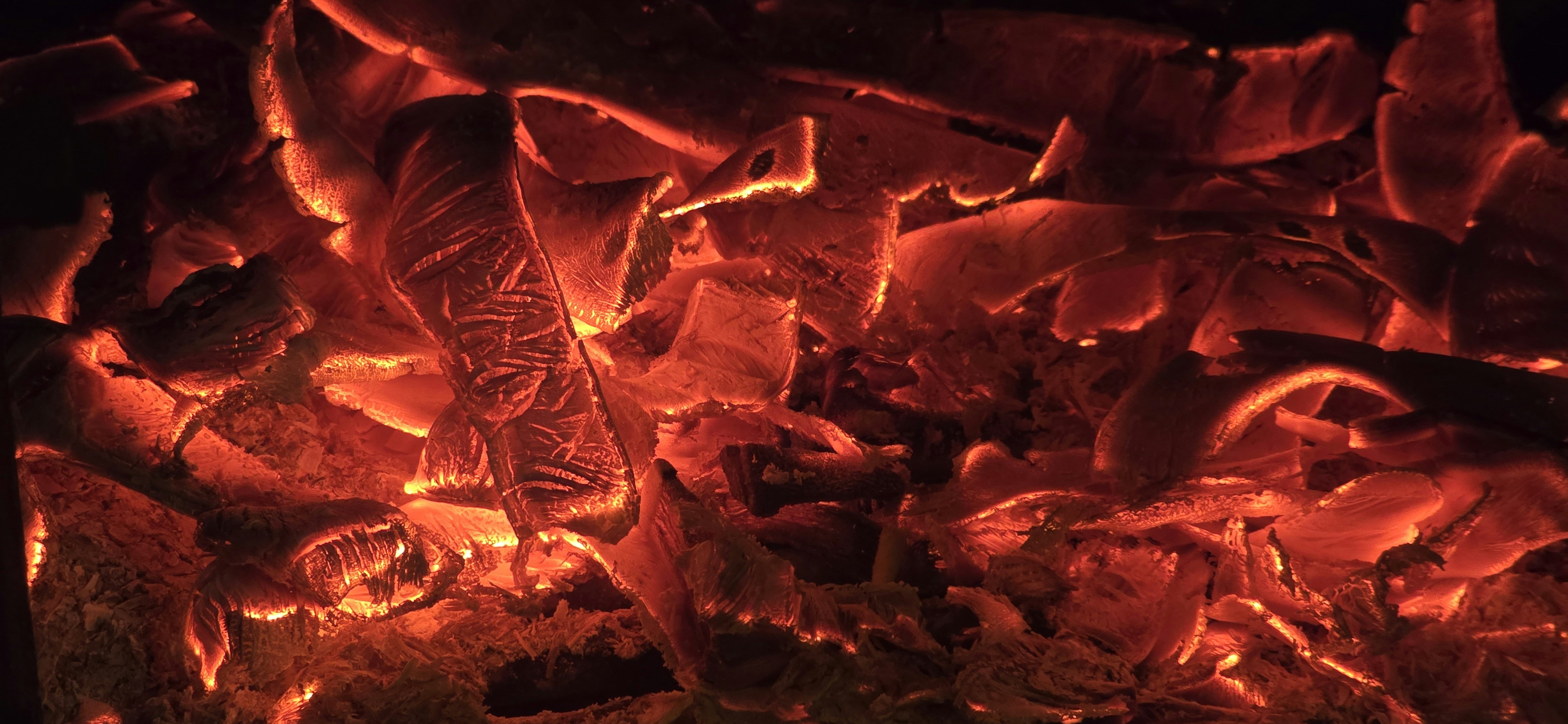 Glühende Glut eines sterbenden Feuers
