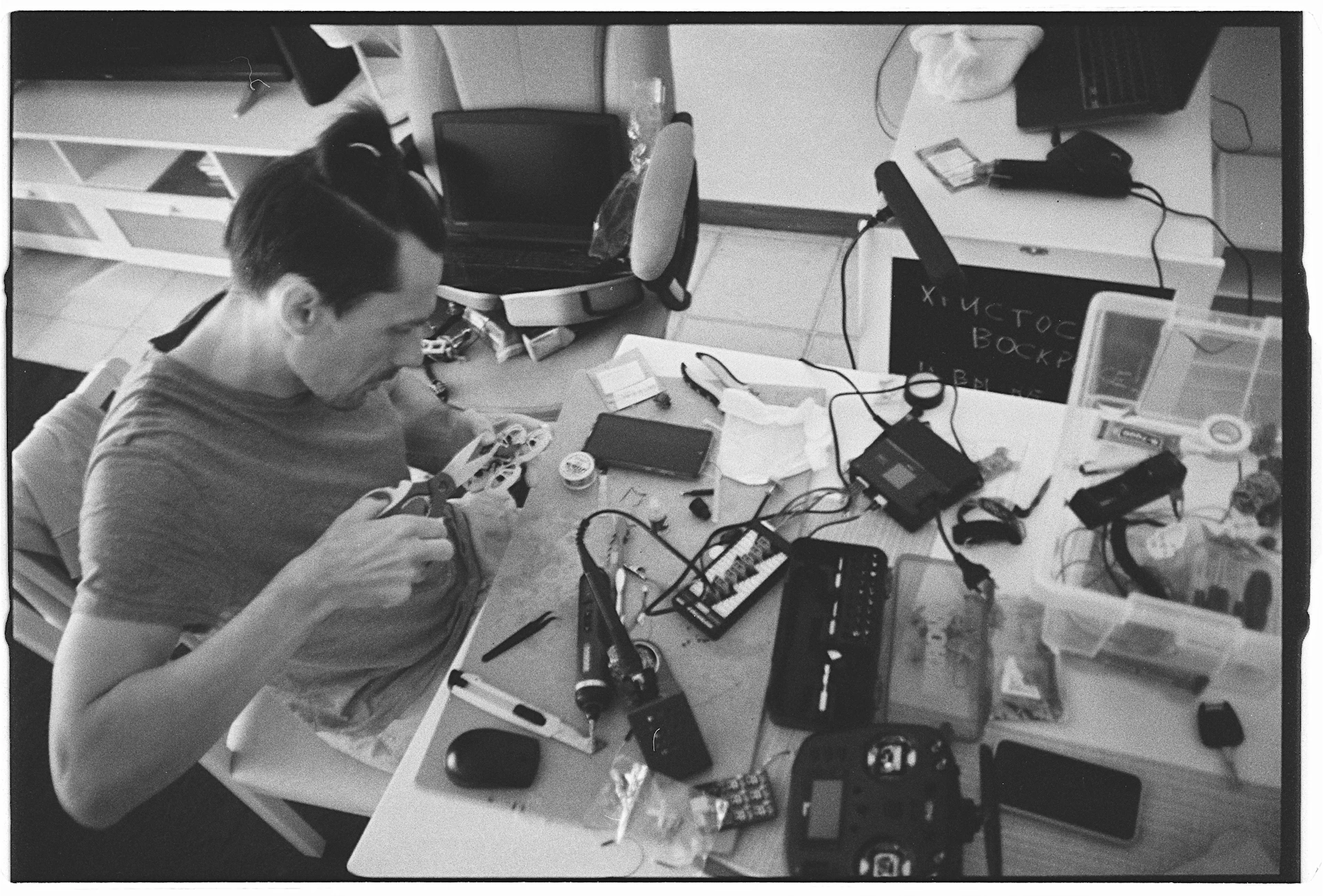 Técnico trabajando en la reparación de un equipo electrónico