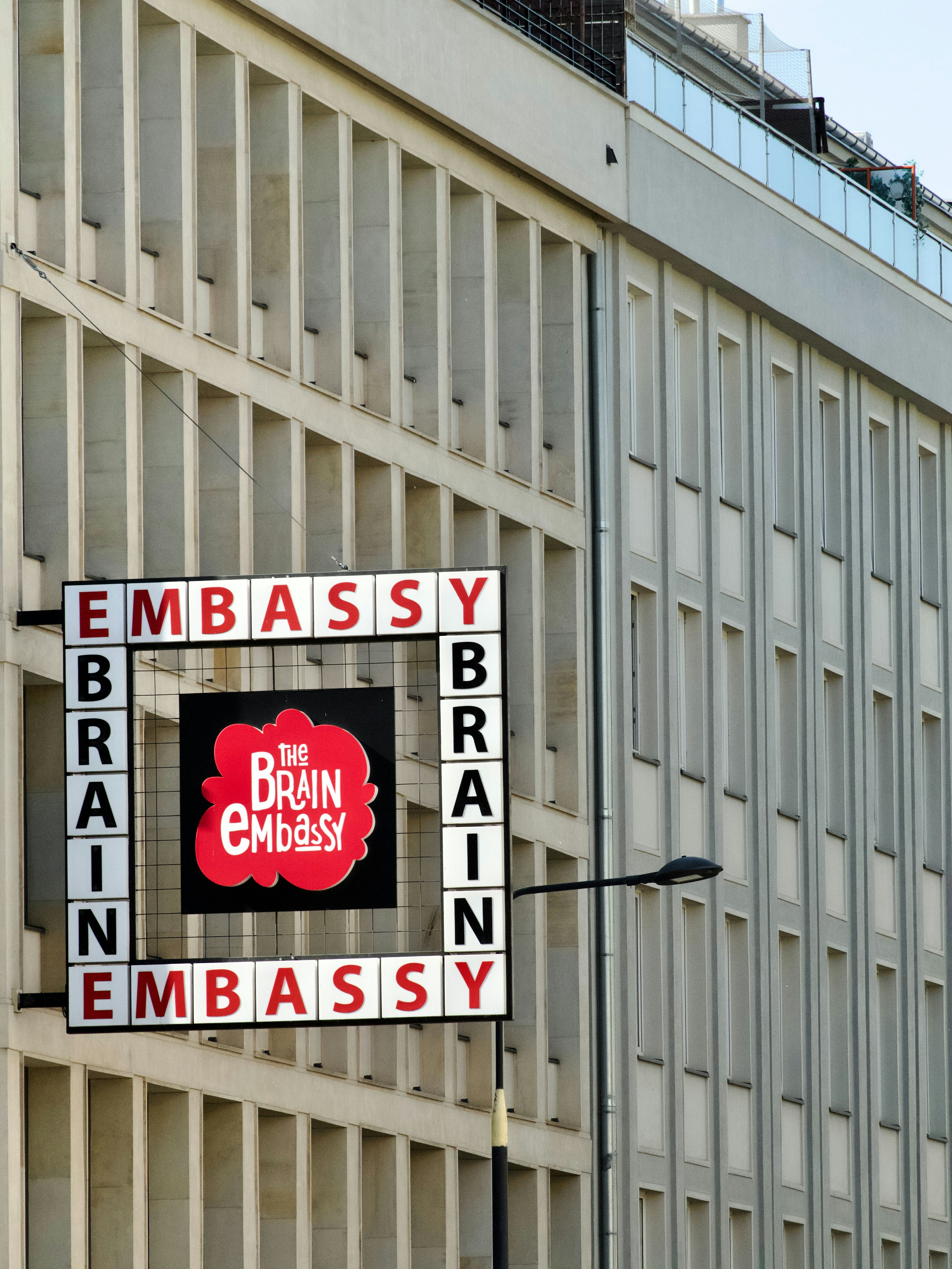 Edificio de cerebros de embajada con un cartel.