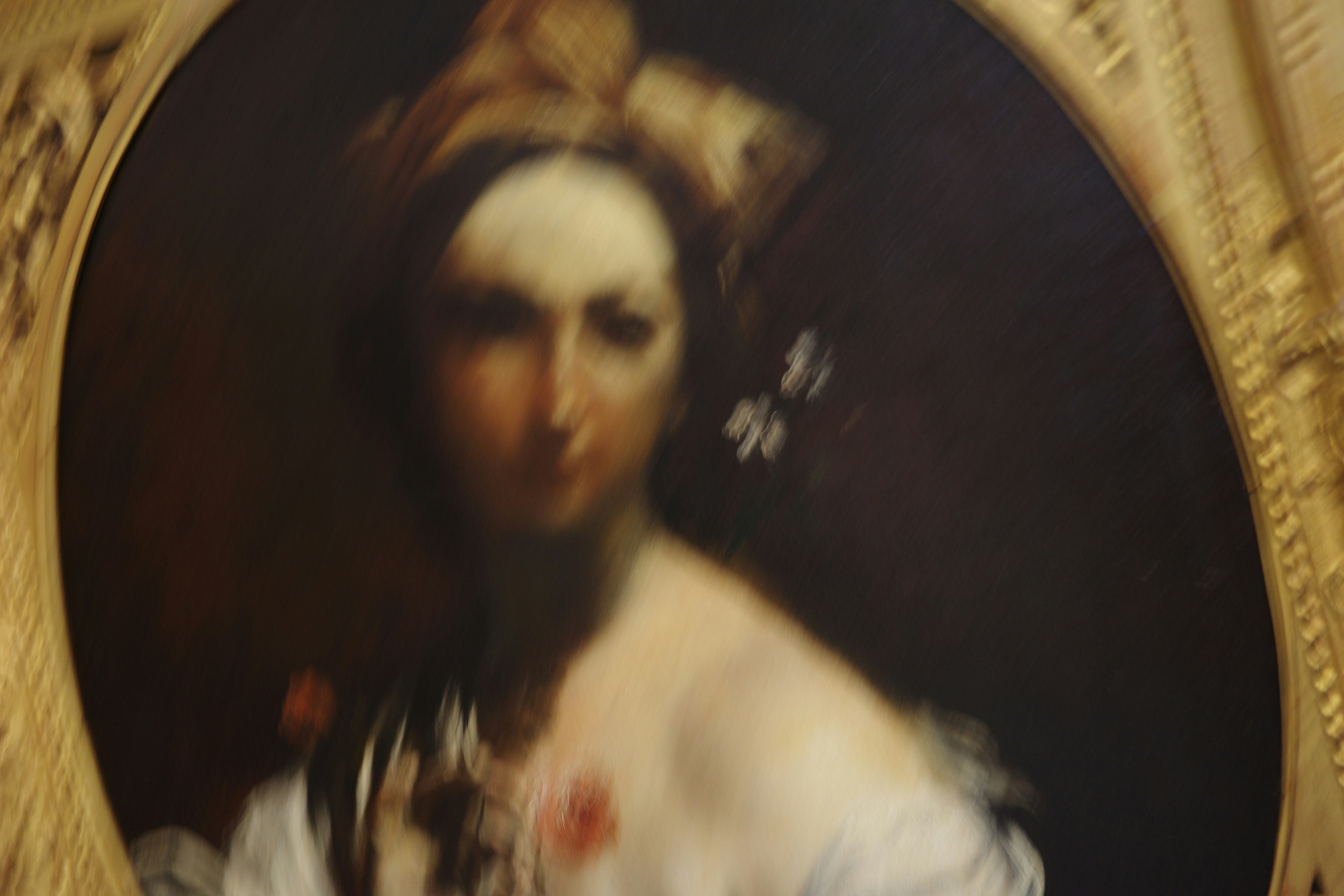 Retrato de uma mulher em moldura dourada