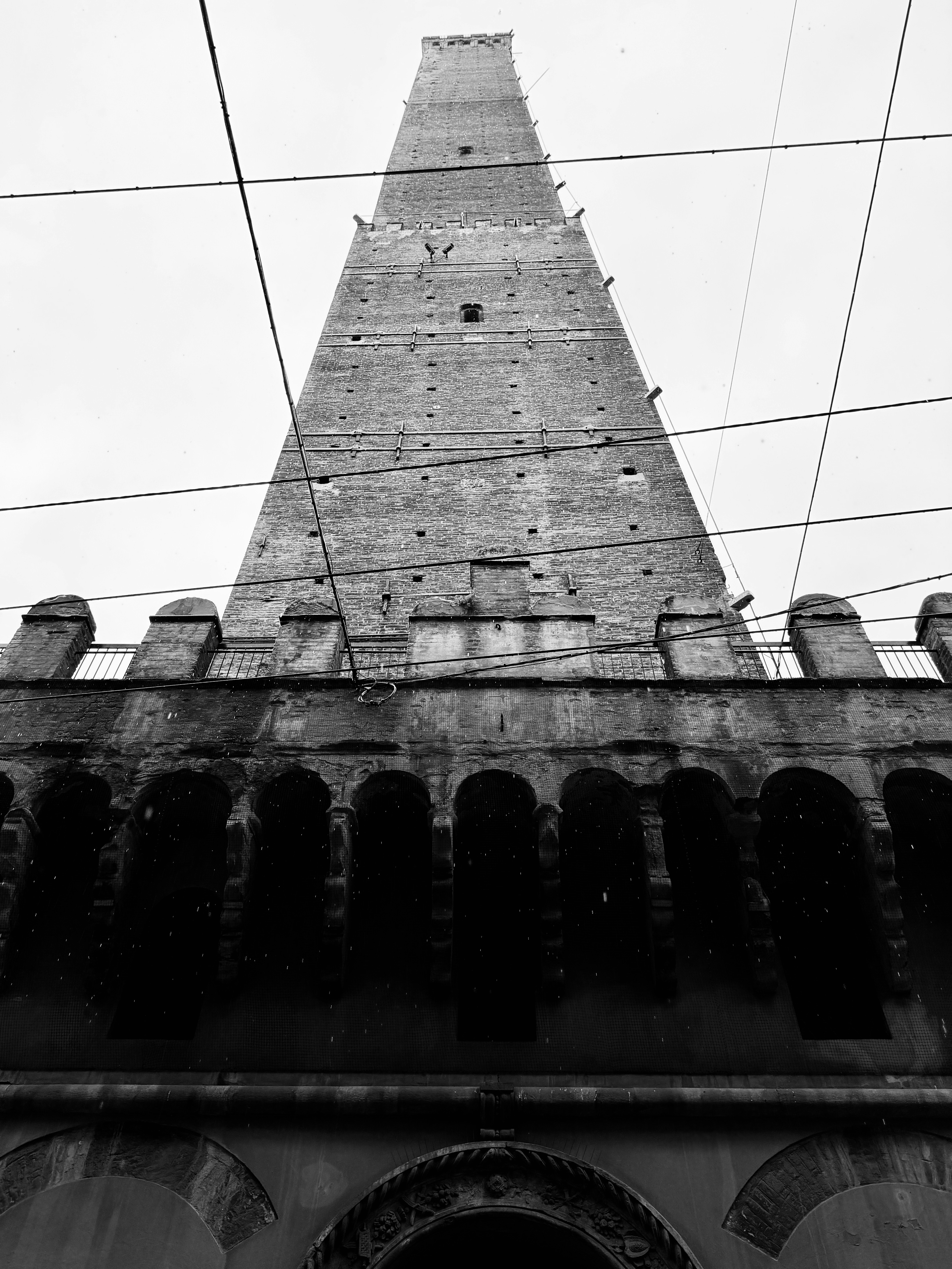 Uma torre alta de tijolos se estendendo em direção a um céu nublado.