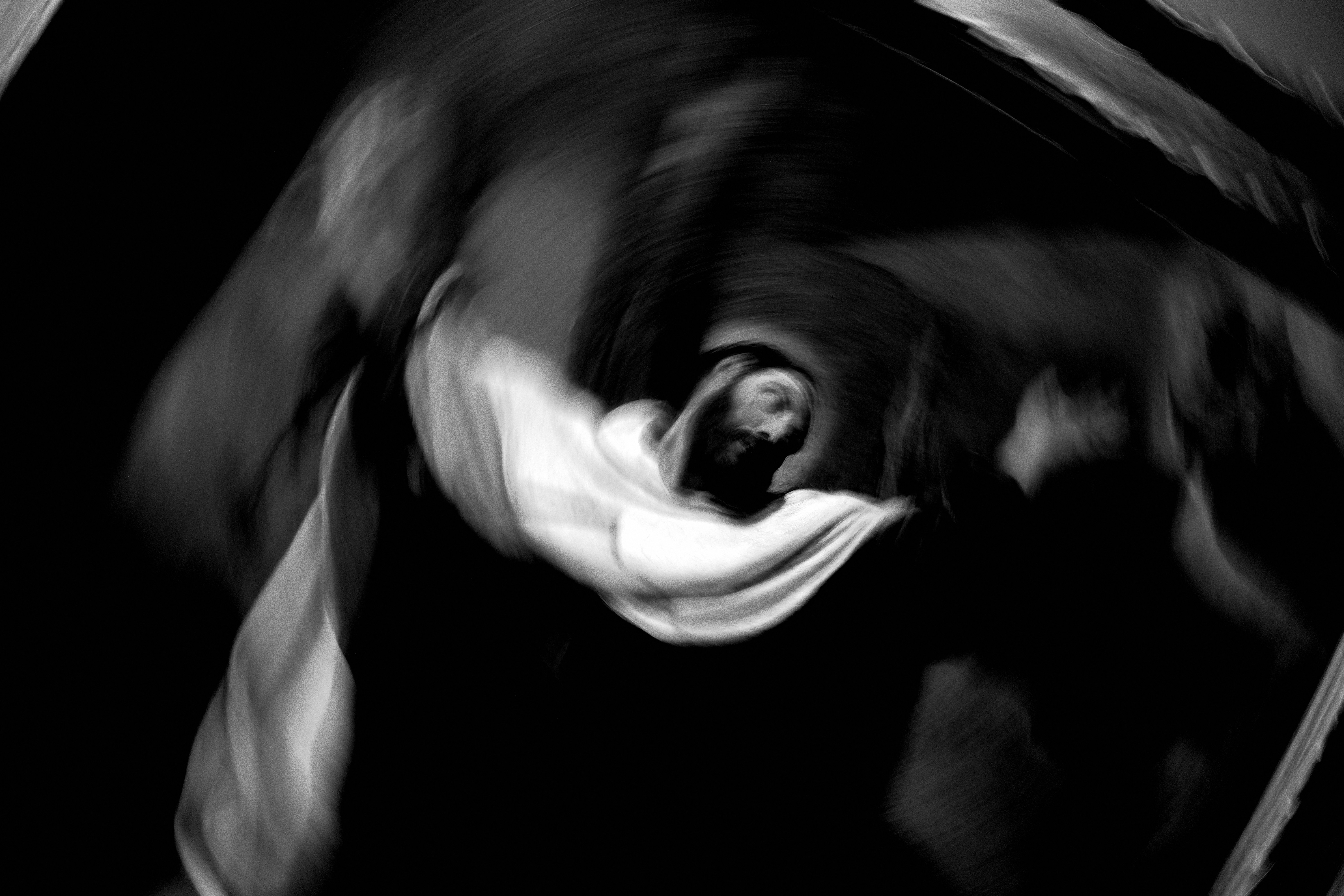 Movimento abstrato em espiral com um rosto humano no centro