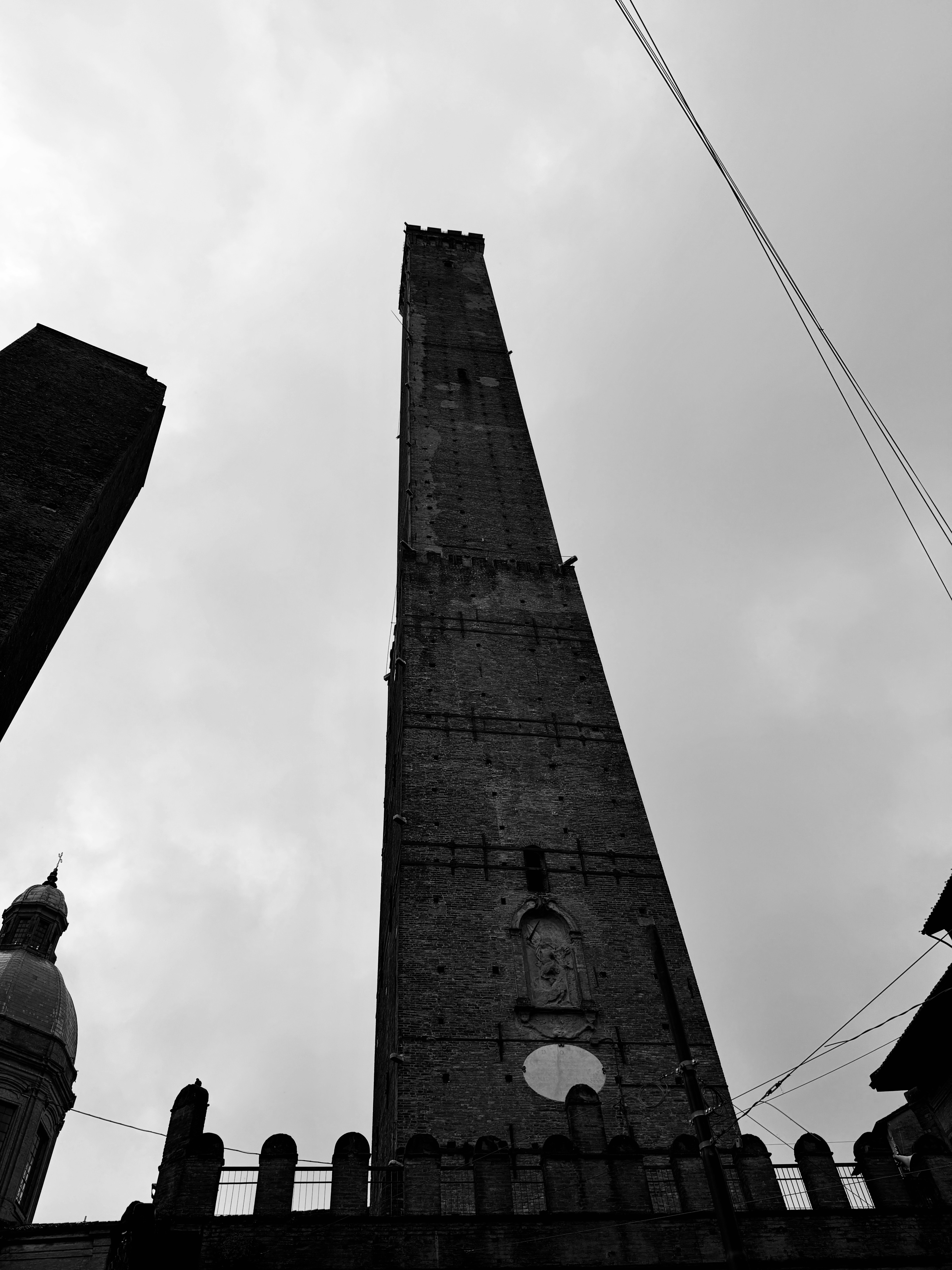 Duas altas torres de tijolos contra um céu nublado