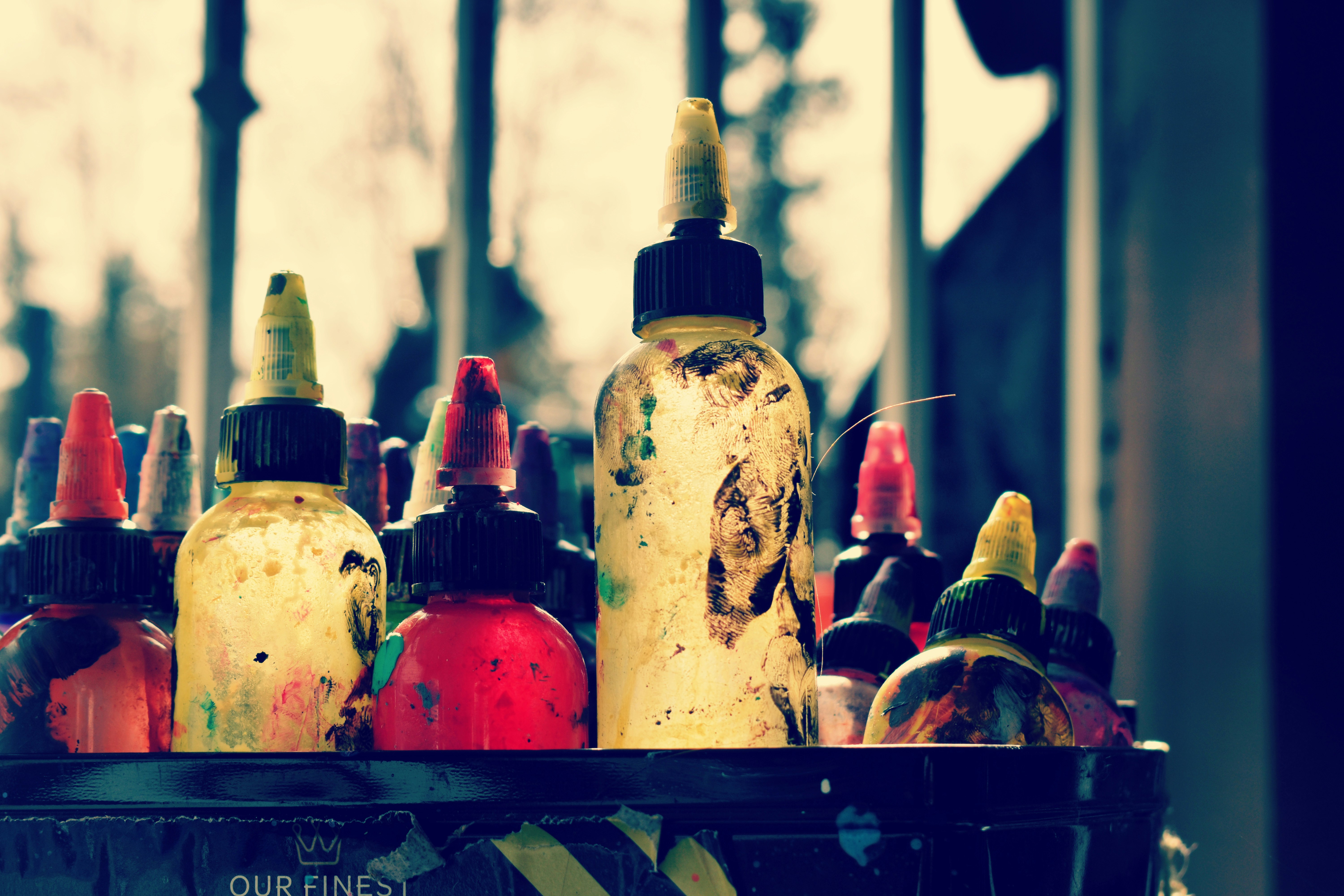 Des bouteilles d’encre colorée dans un porte-cartes