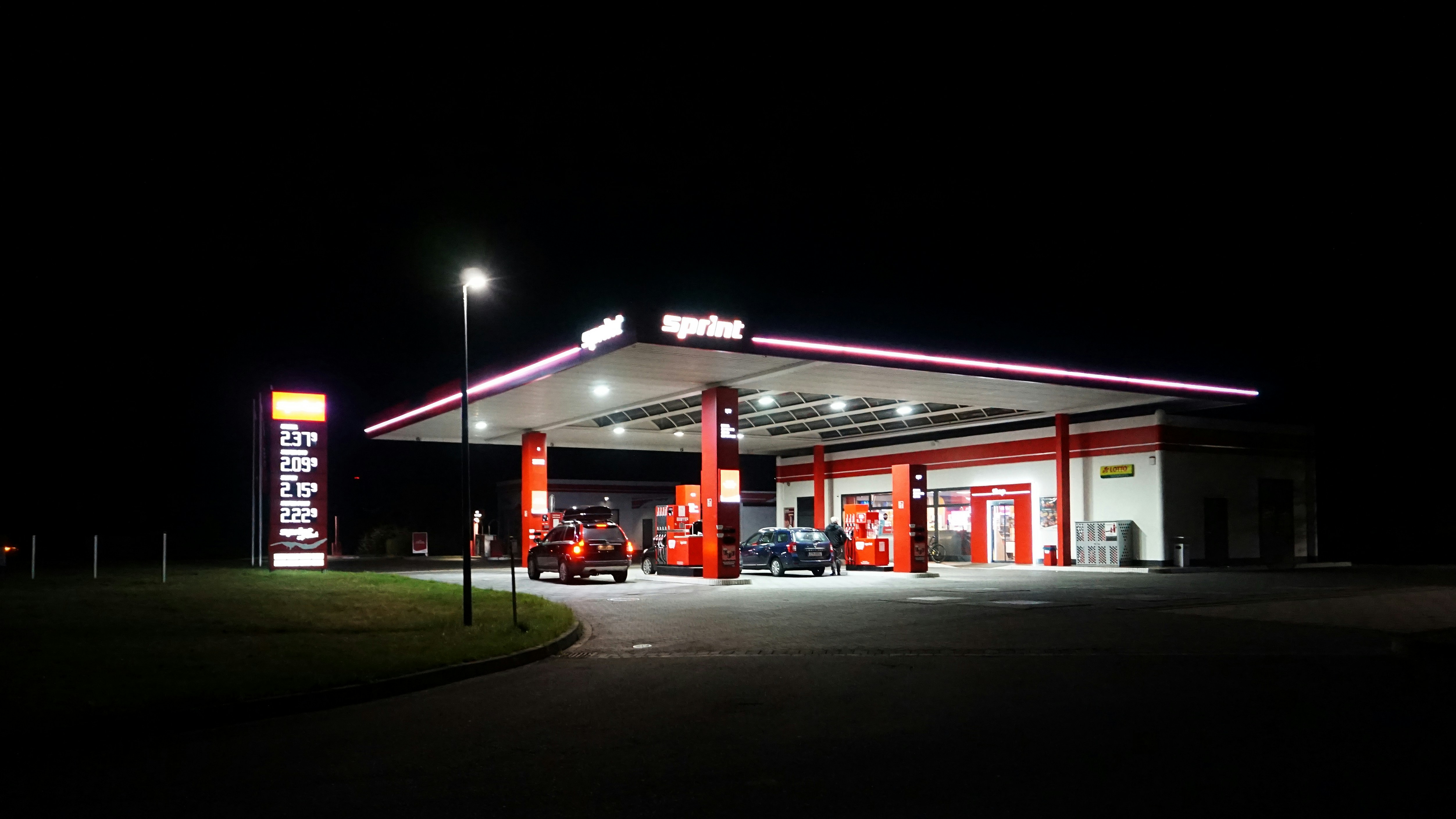 Una gasolinera bien iluminada por la noche.