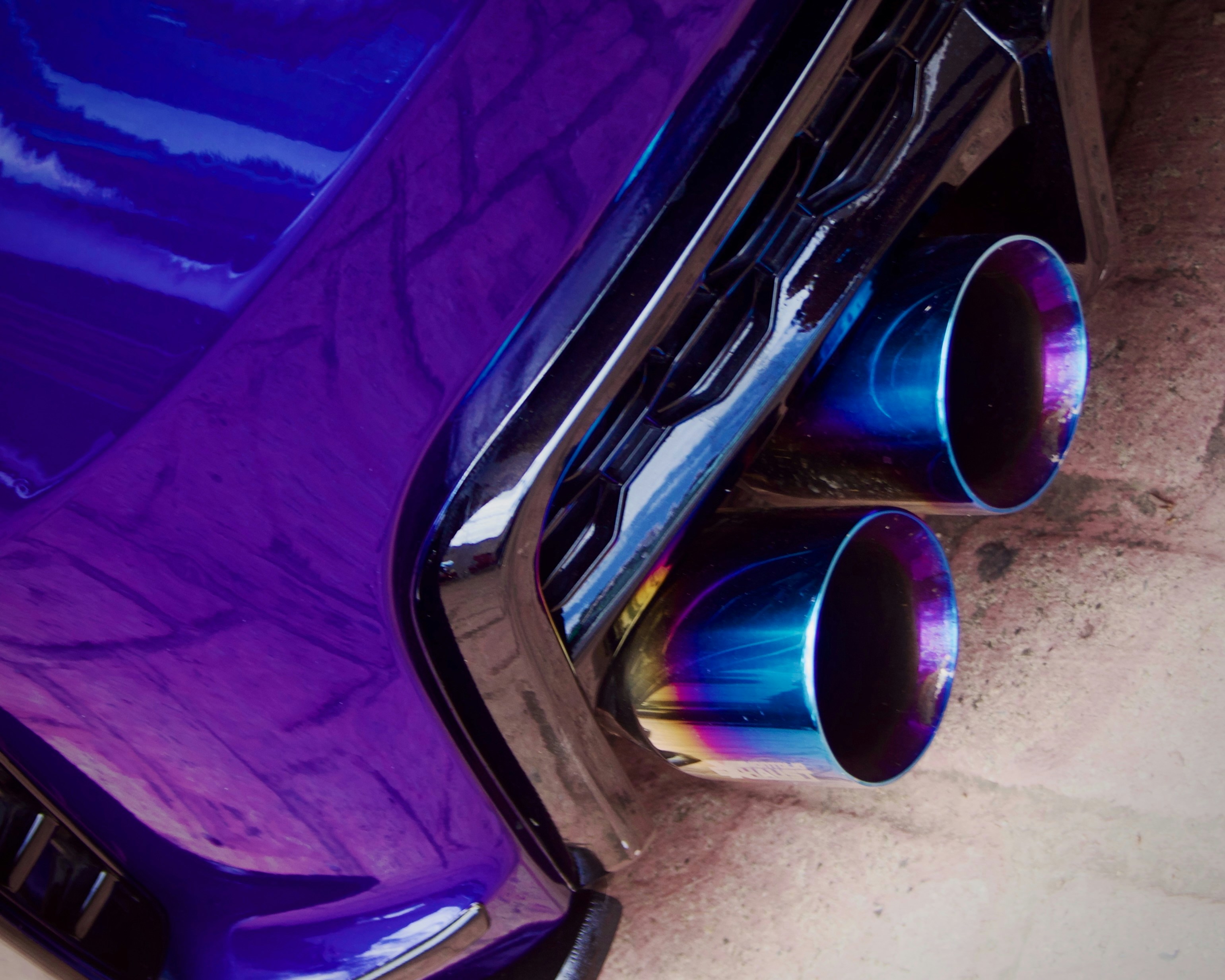 車のデュアルエキゾーストパイプのクローズアップ