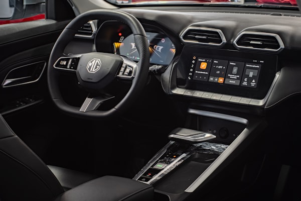 Console centrale di un'auto con dettagli moderni