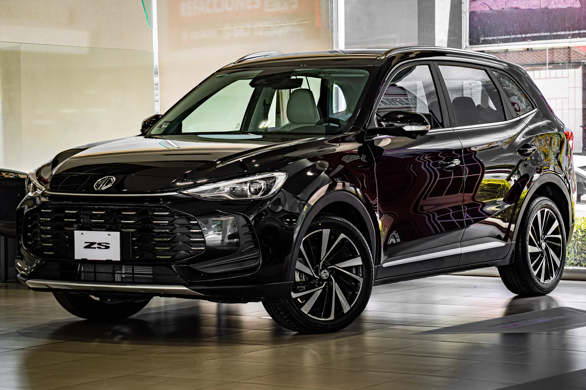 Czarny SUV zaparkowany w hali, widok z przodu z boku