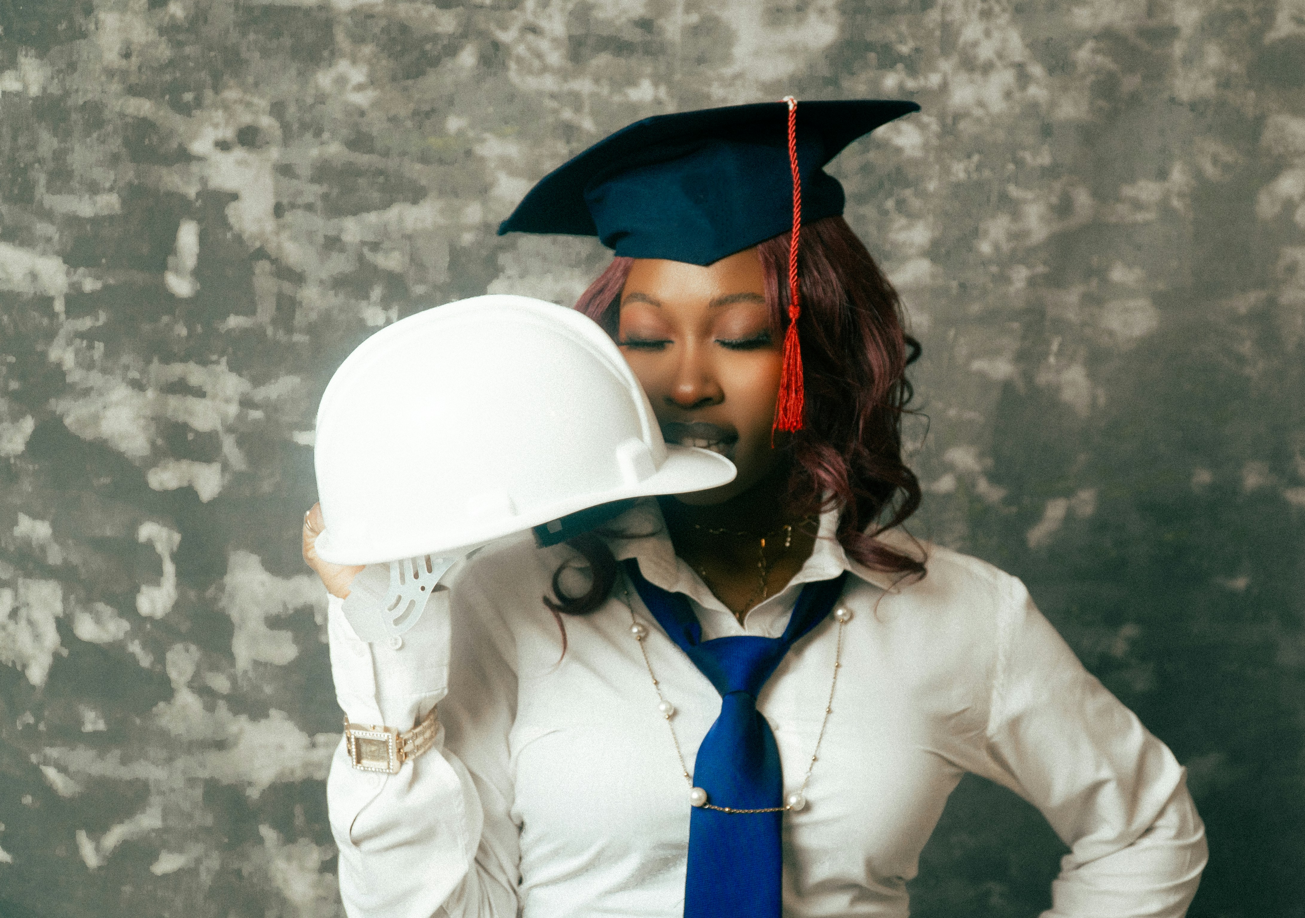 Teknik alanlarda diploma denkliği ve profesyonel yeterlilik başvuru sürecini temsil eden, mühendislik projeleri, kask ve resmi belgelerin bir arada bulunduğu bir çalışma masası.