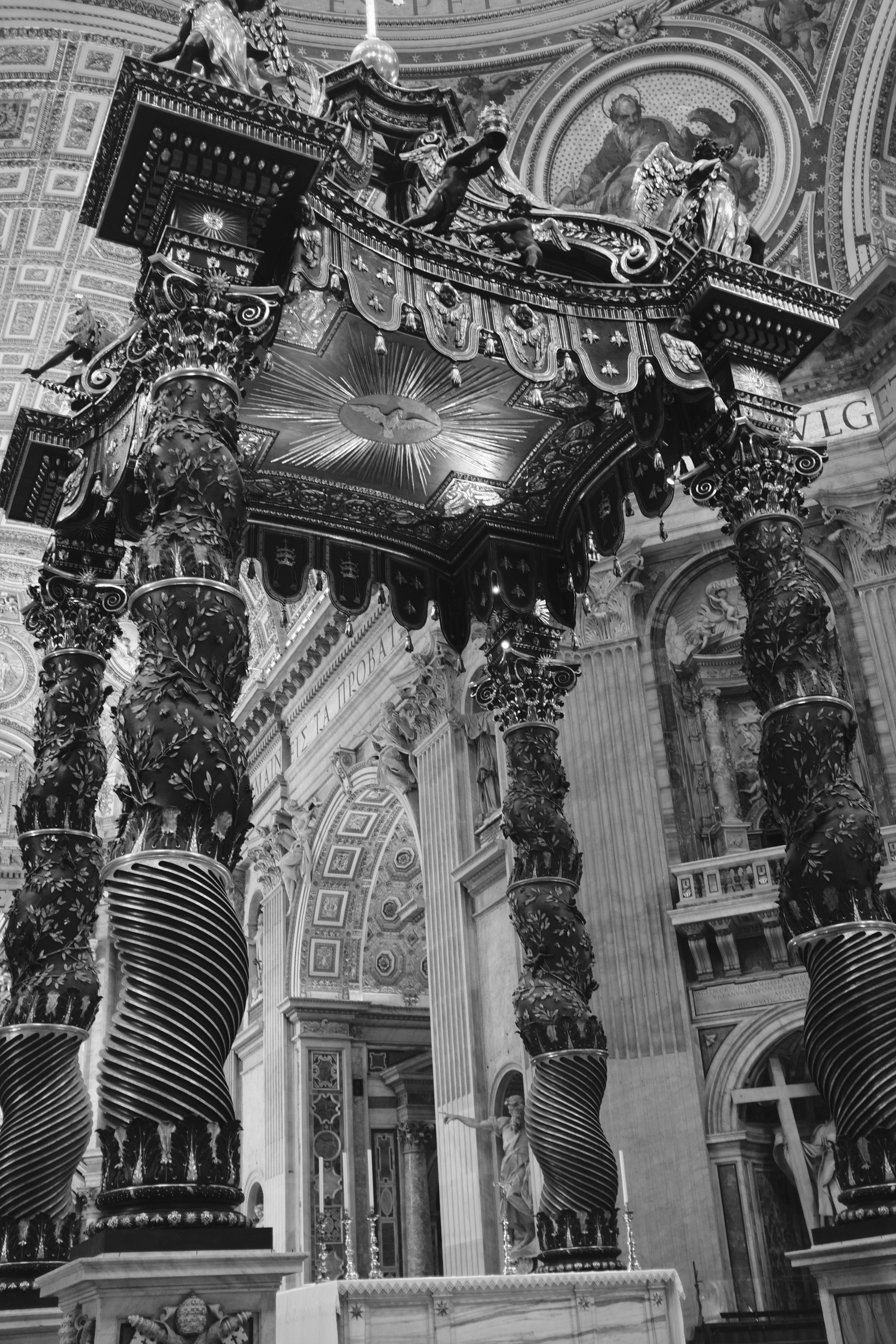 Baldacchino in stile barocco all'interno di una grande cattedrale
