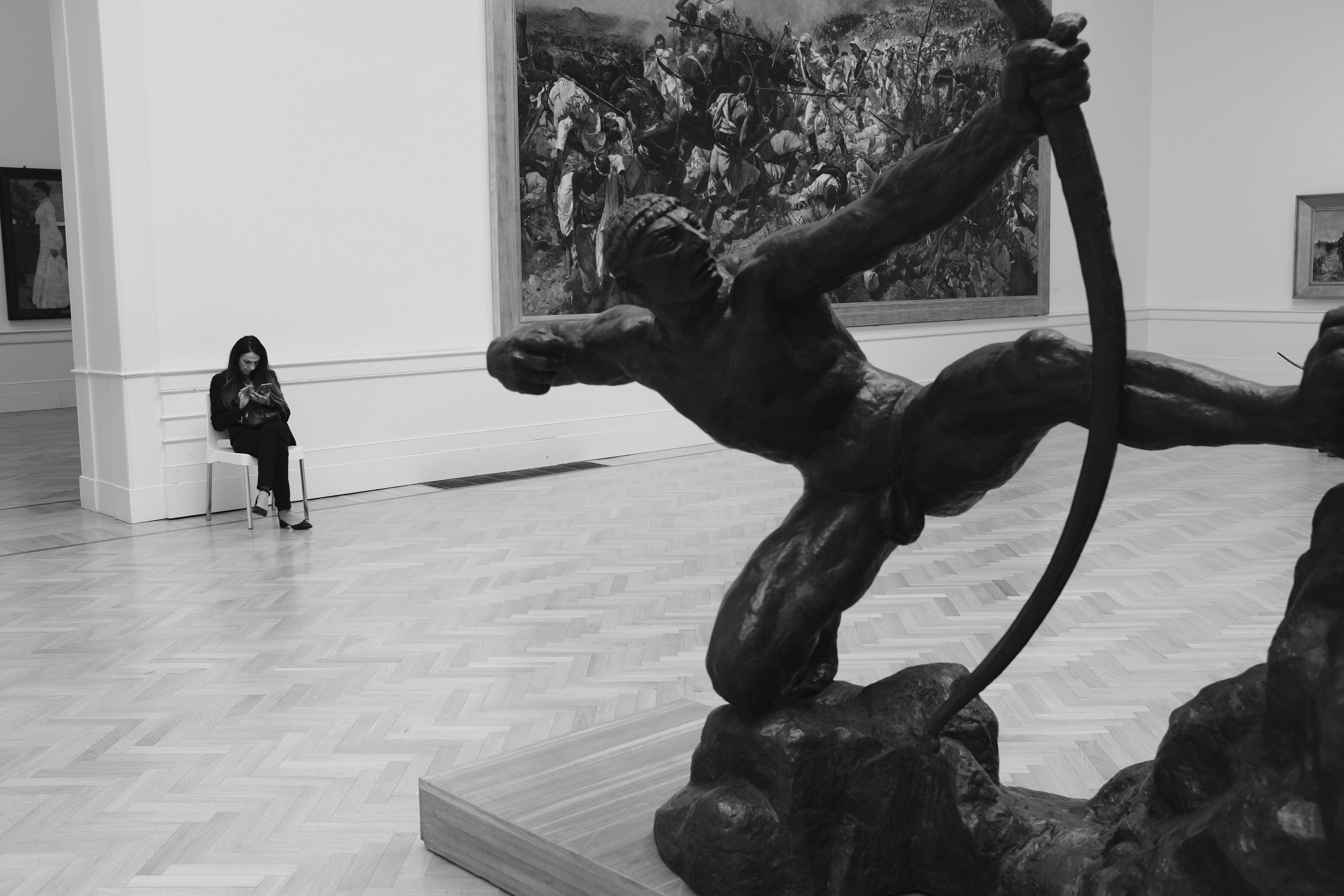 Una statua in bronzo di un arciere in un museo