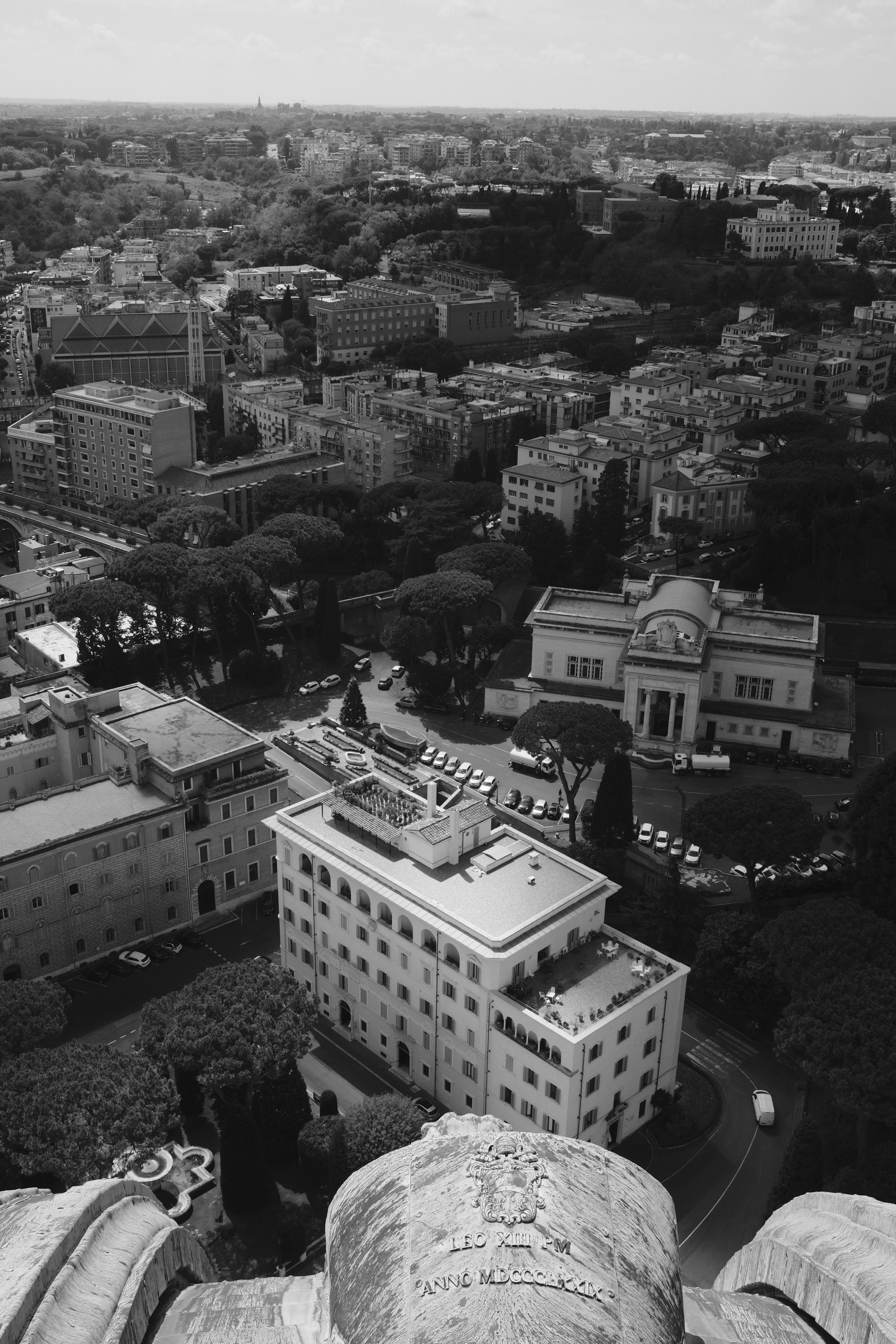 歴史的な建築を持つヨーロッパの都市の空撮図。