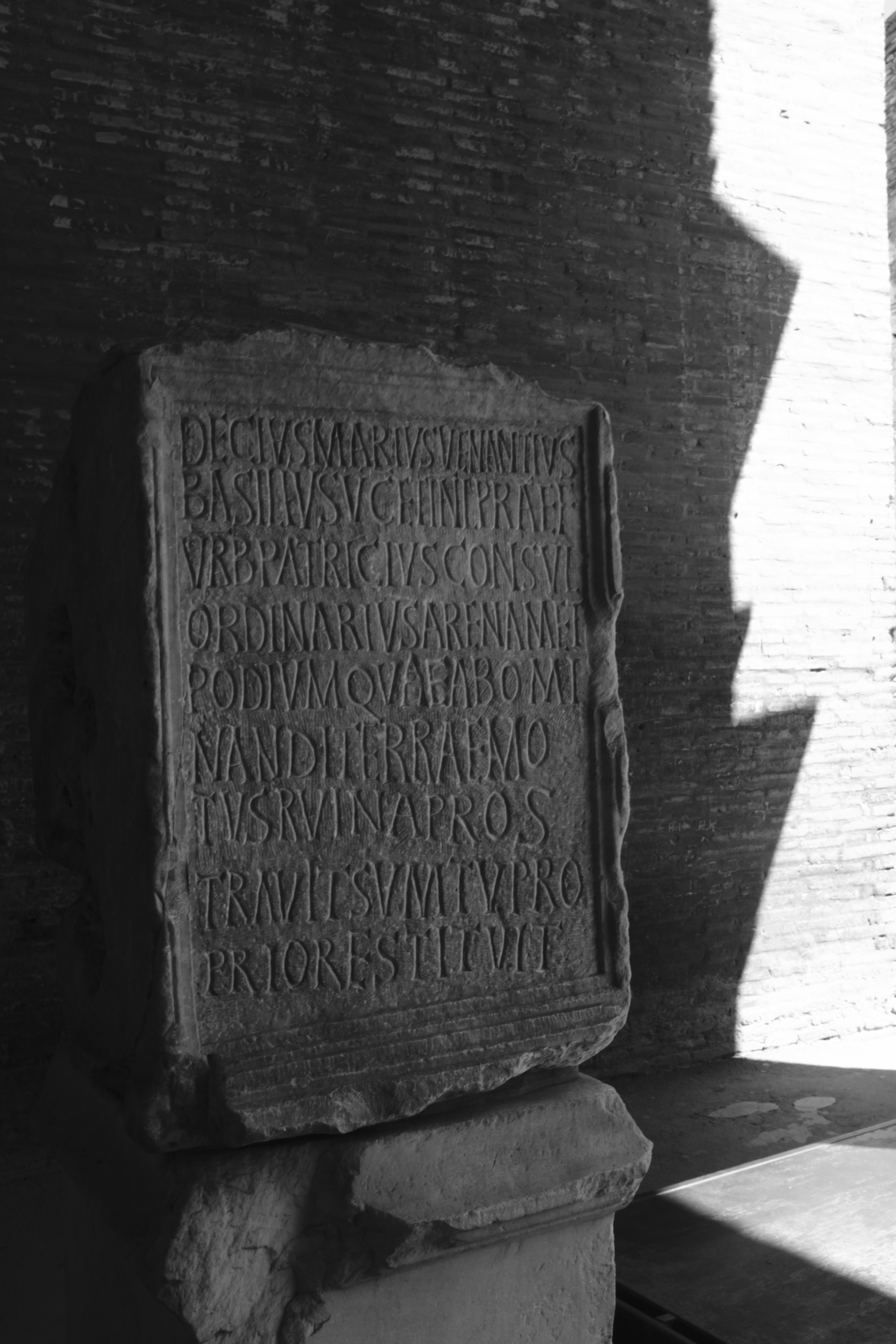 ラテン語の刻印が刻まれた古代の石板。