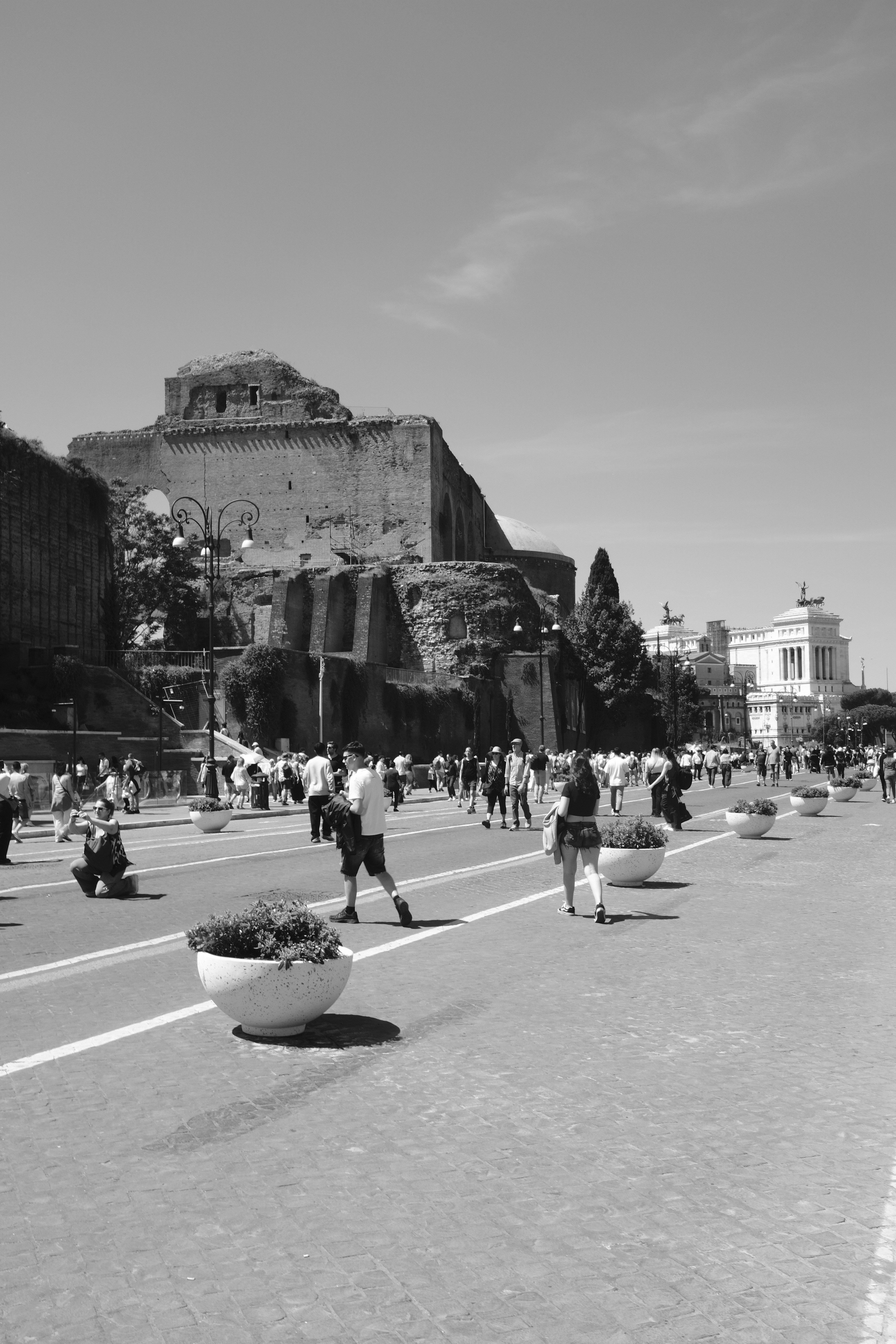 Des gens se promenant par une journée ensoleillée près de ruines anciennes