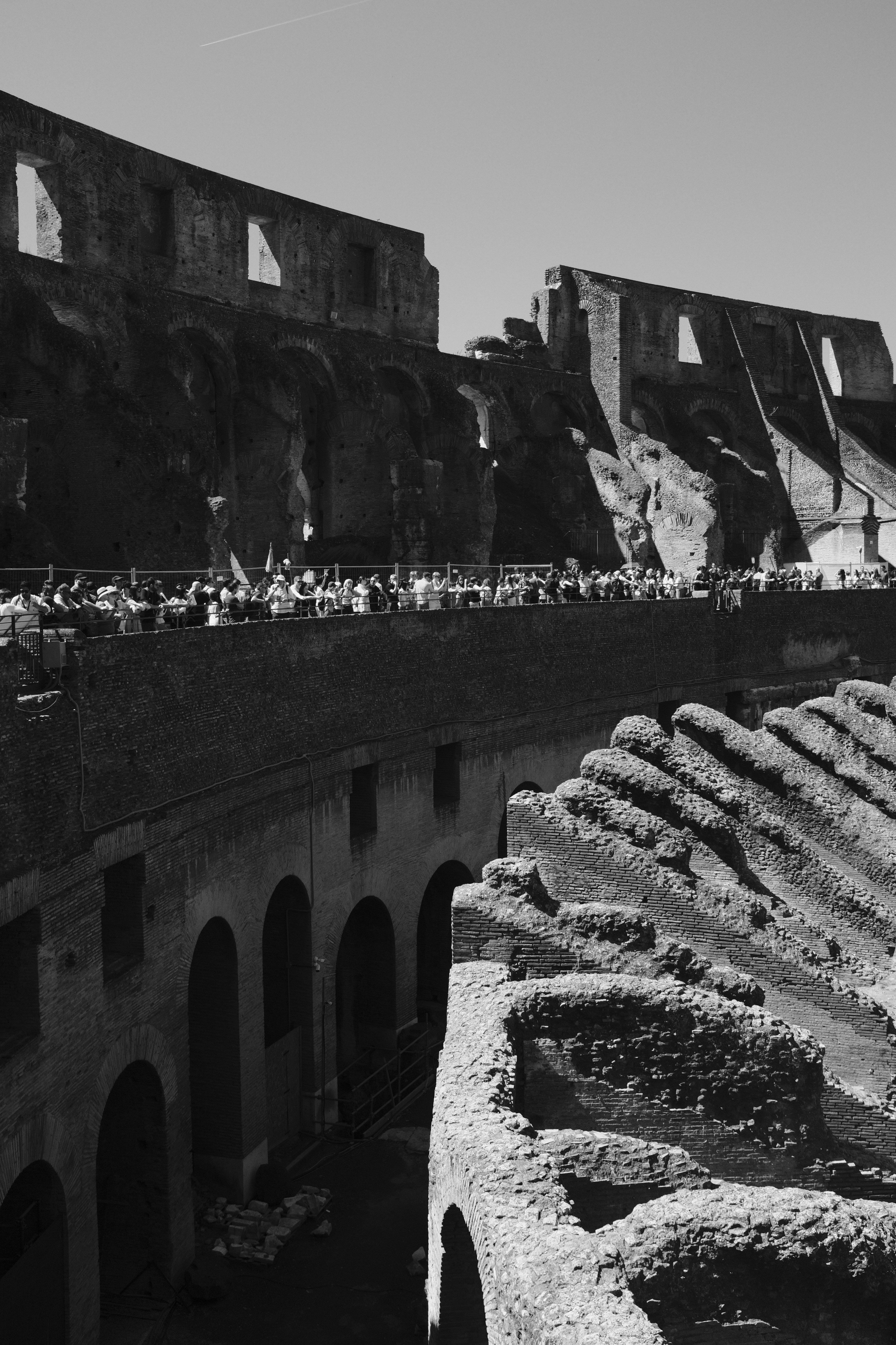 観光客は晴れた日に古代ローマのコロッセオを探検します。