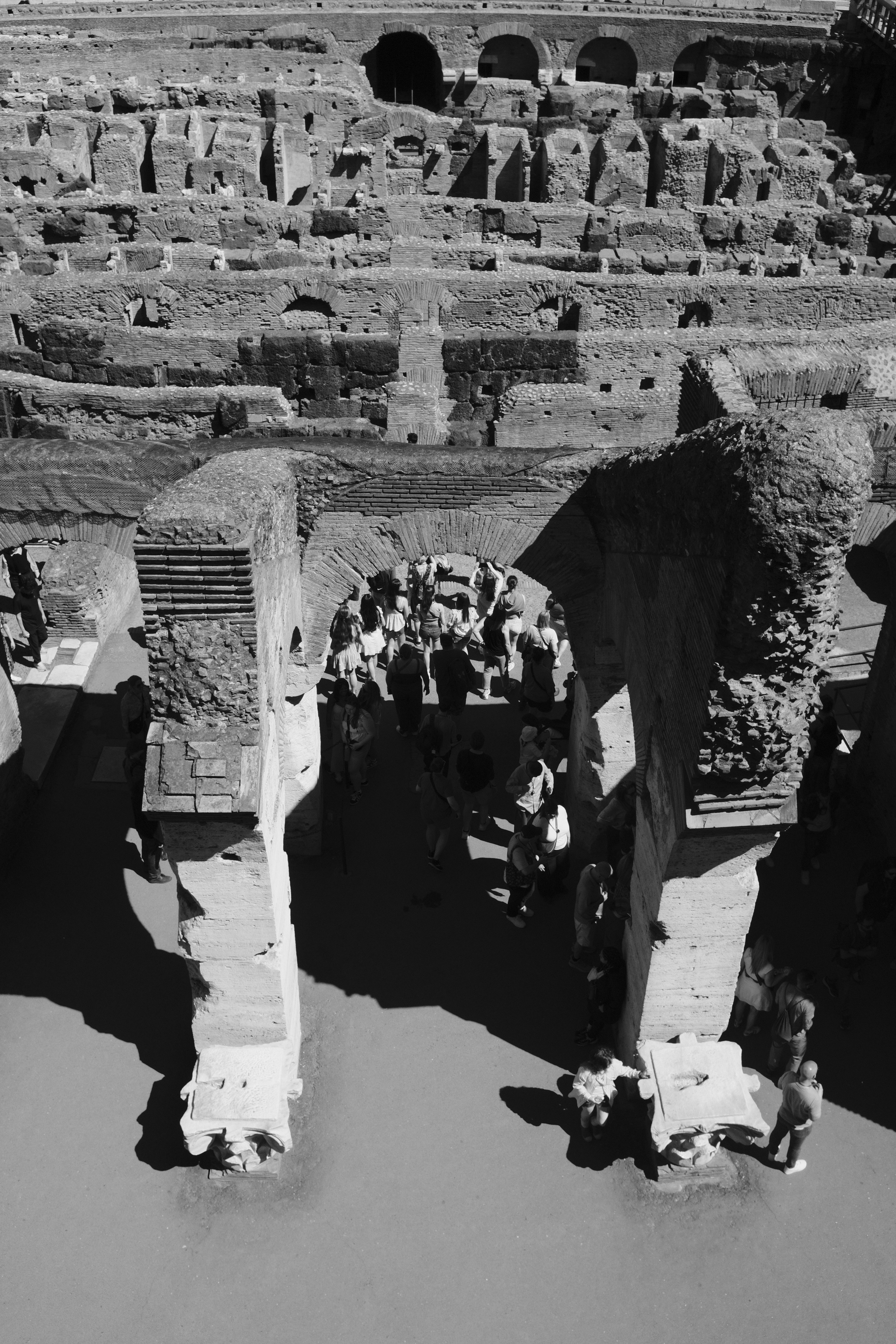 観光客は古代ローマのコロッセオ遺跡を探検します
