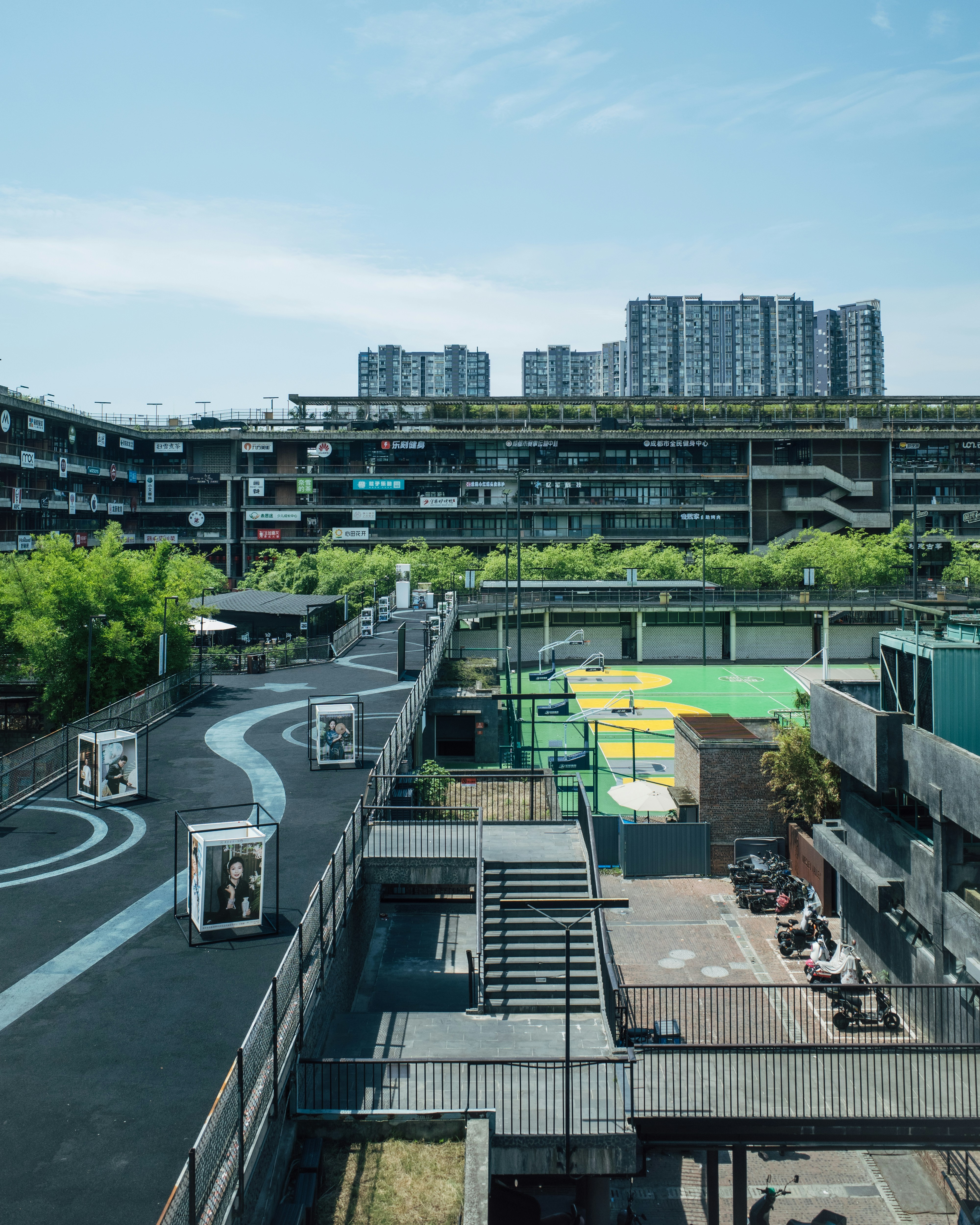 Moderner Stadtkomplex mit Grünflächen und Erholungsgebieten