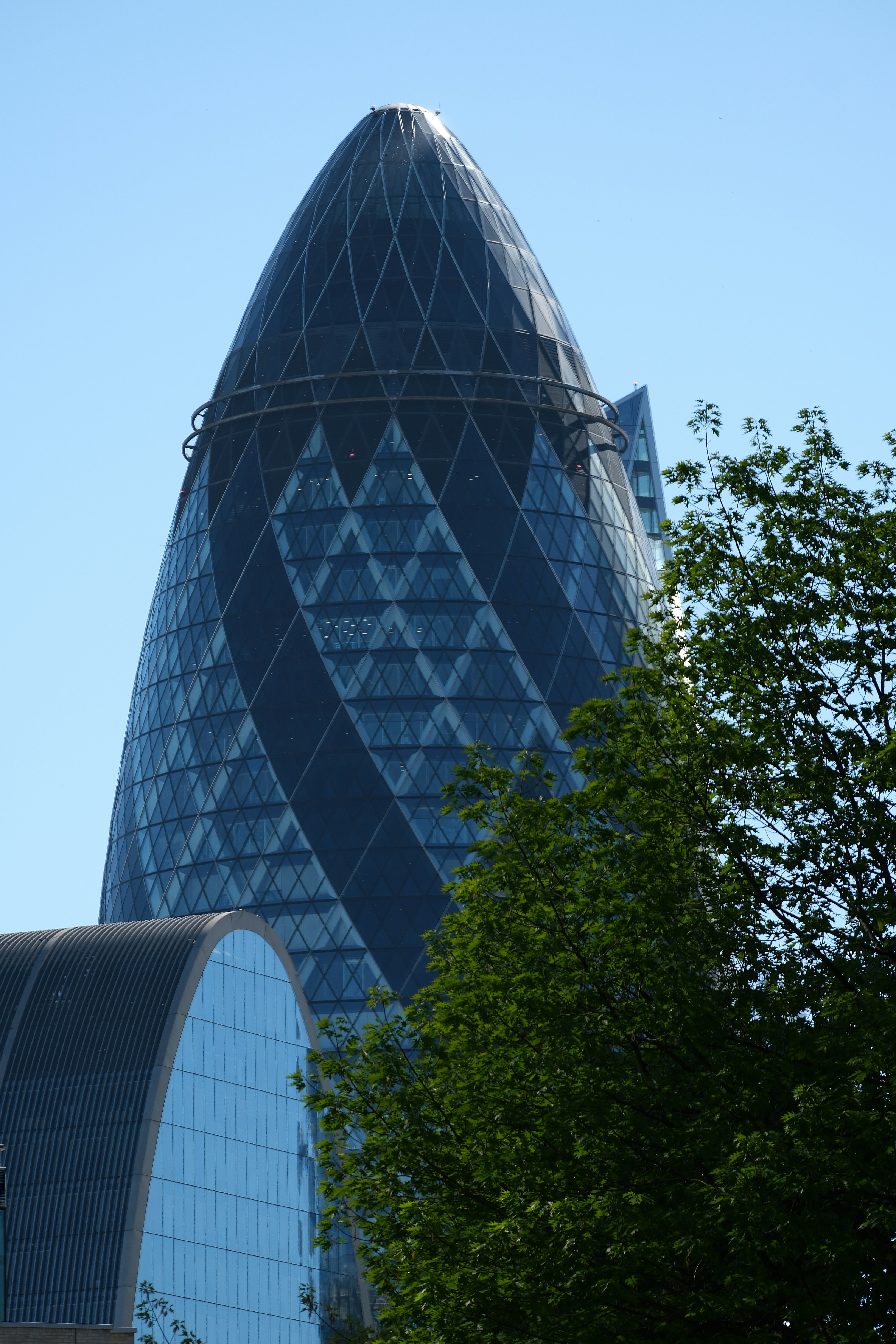 Le bâtiment Gherkin à Londres sous un ciel dégagé.