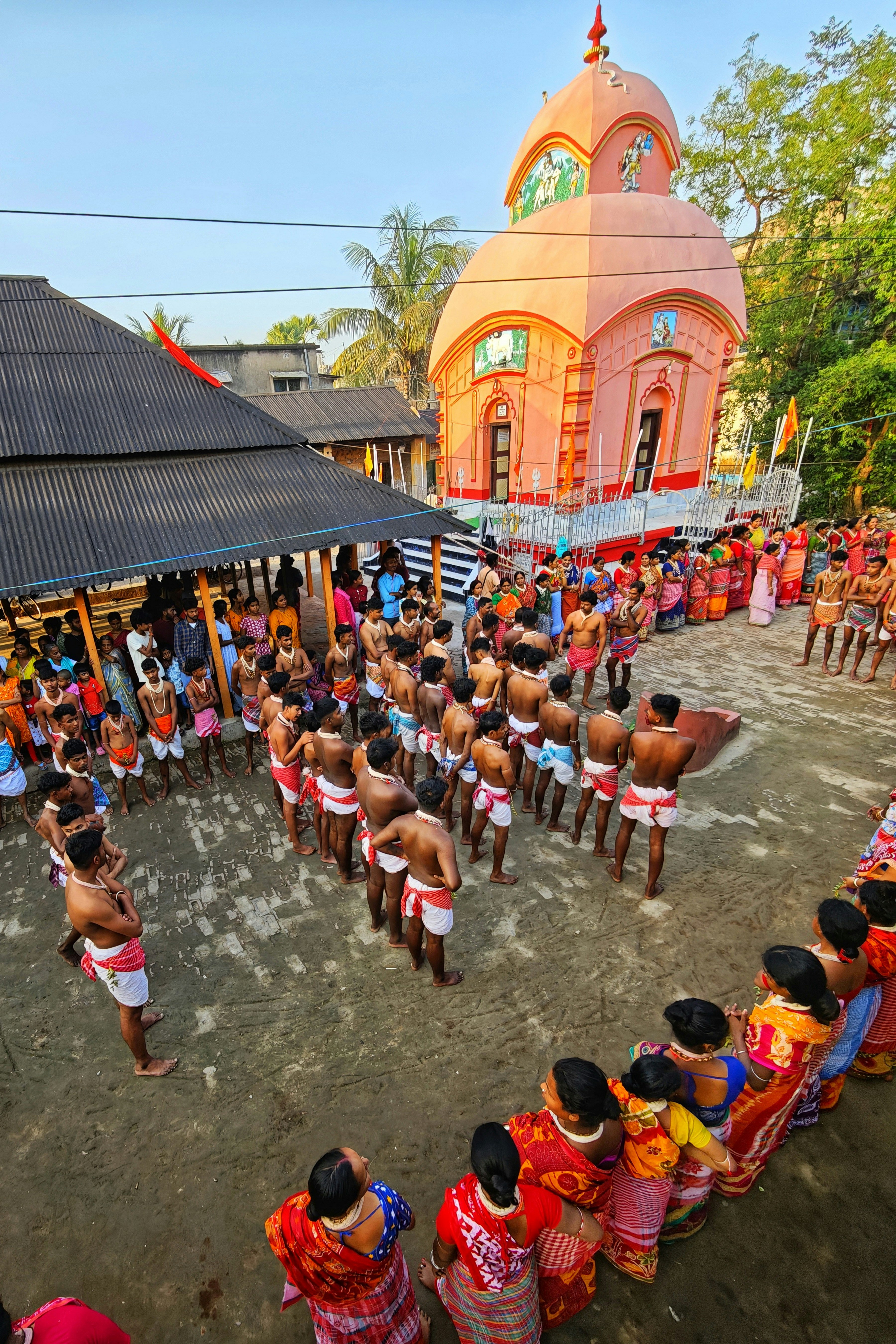 Durante una festa si radunavano persone in un tempio