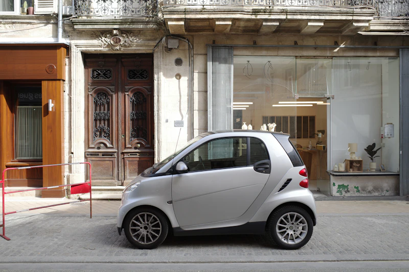 Coche pequeño eléctrico aparcado en una calle de ciudad