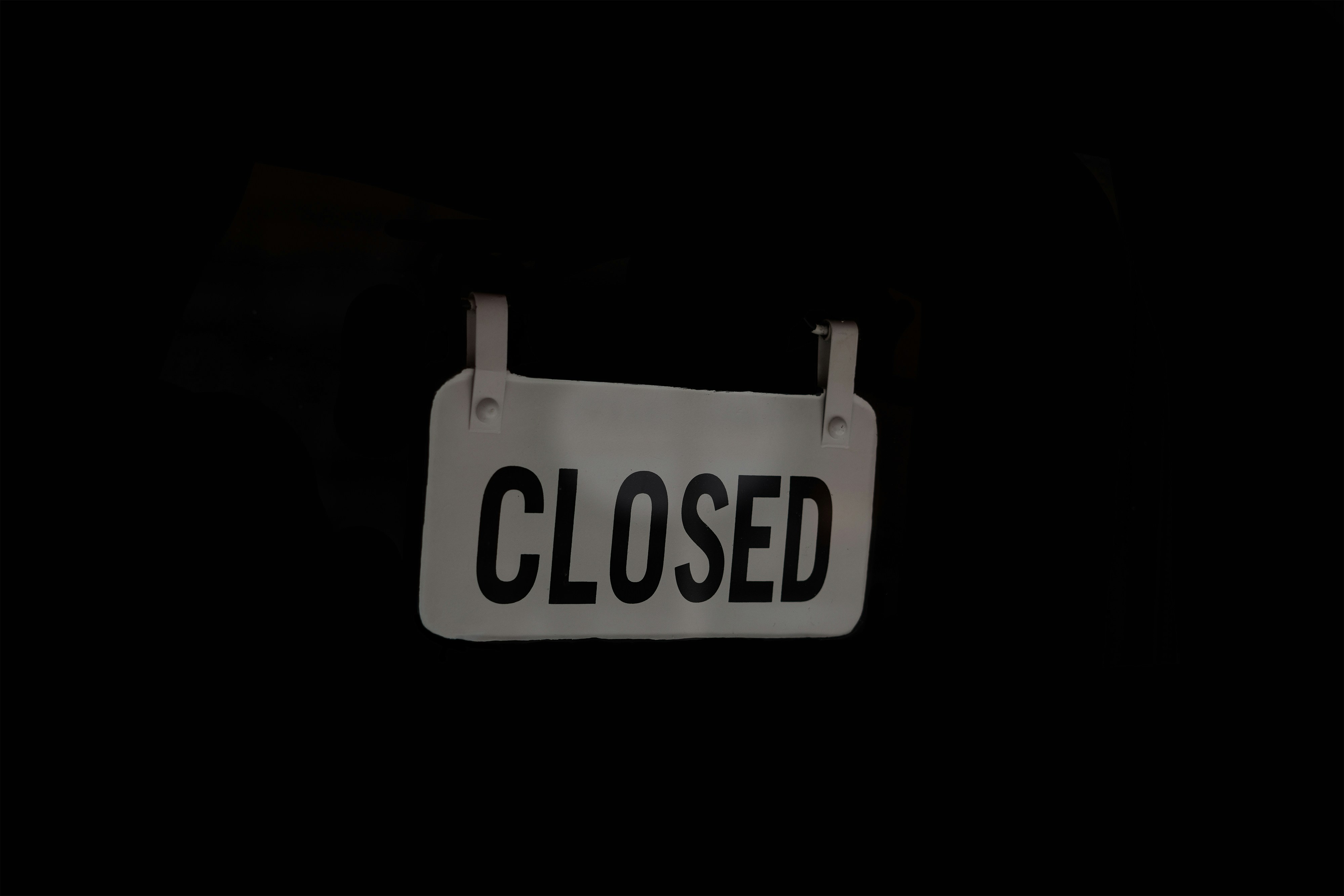 A sign displaying the word closed