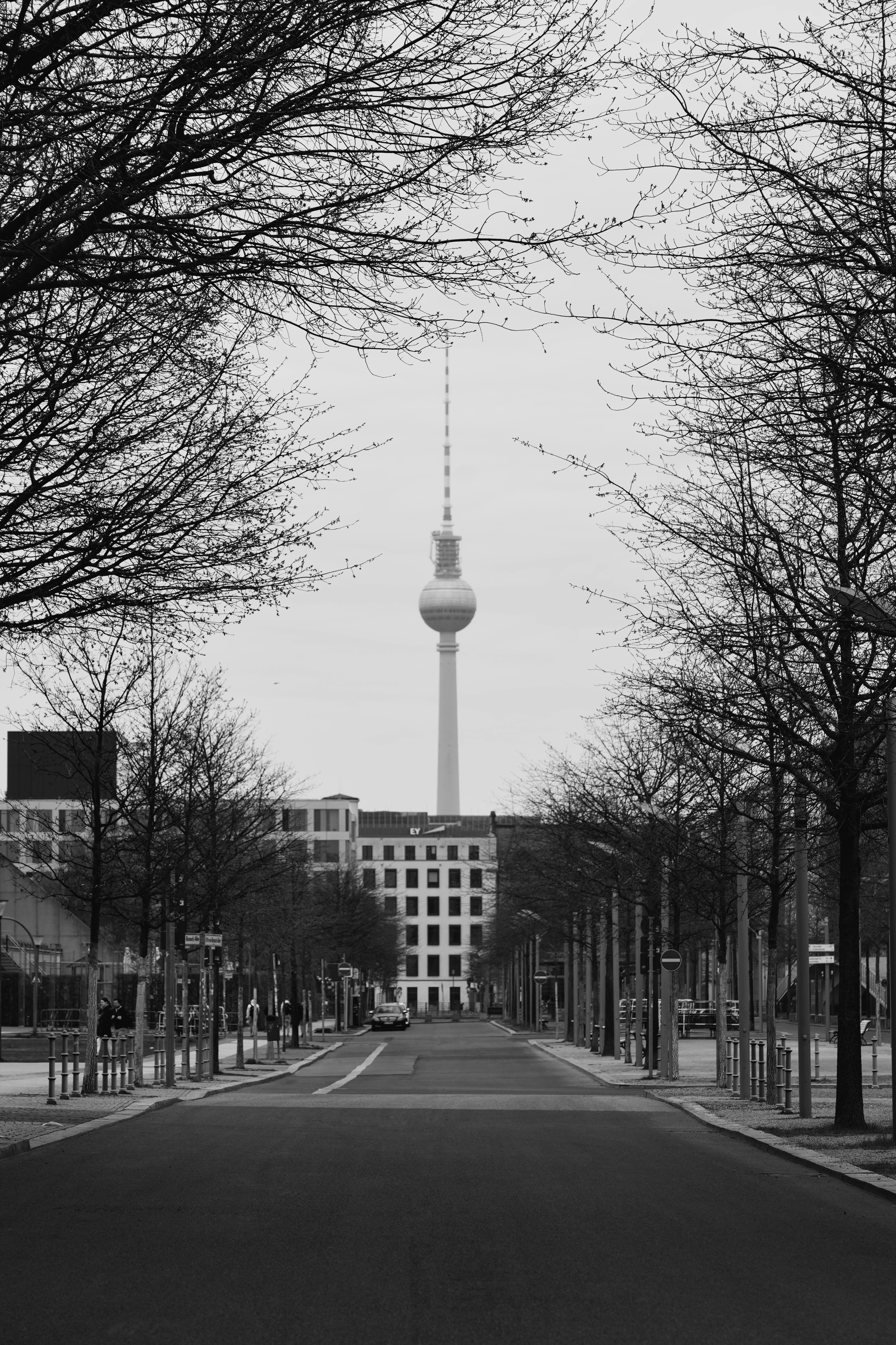 Une rue mène à la tour de télévision de Berlin.