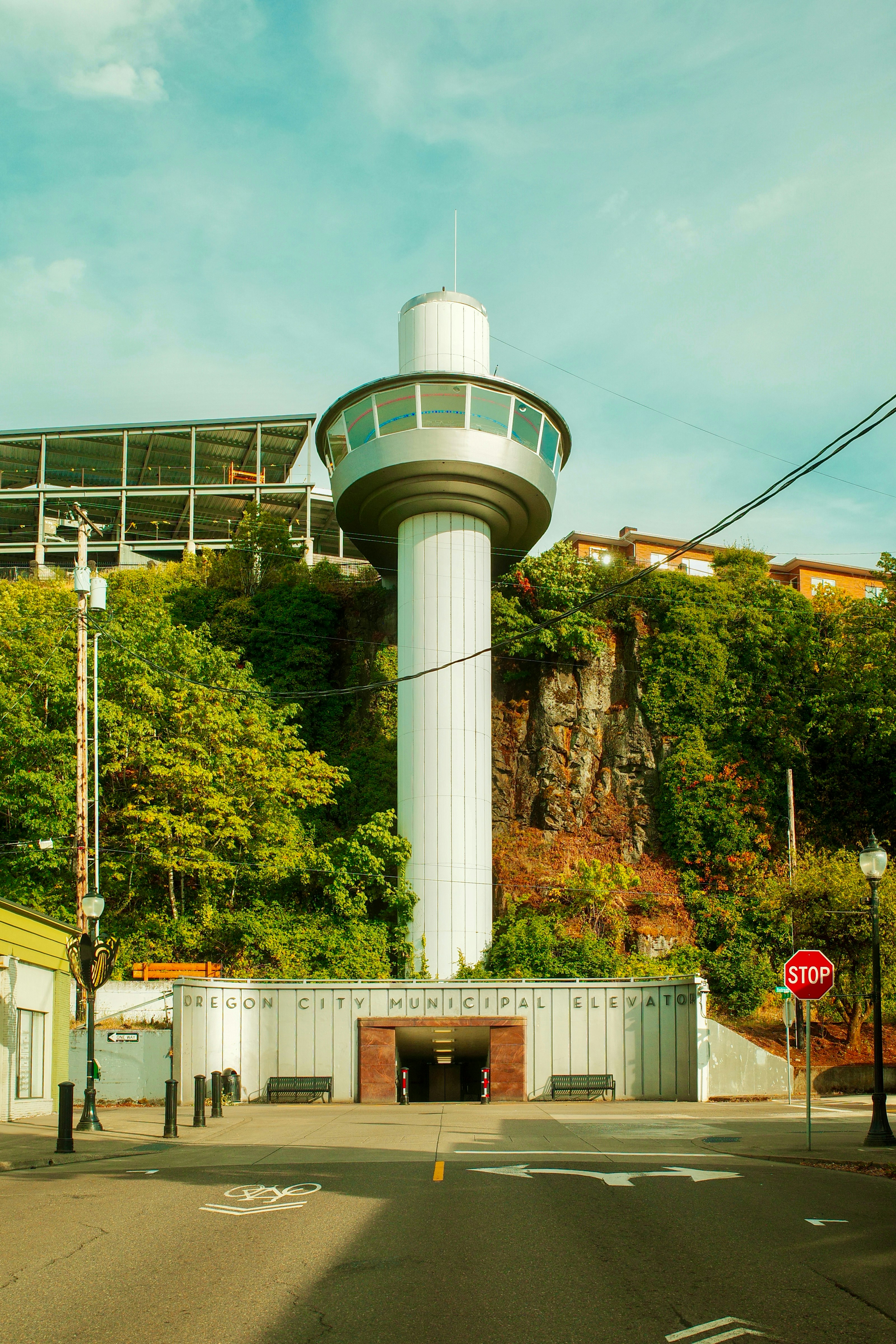 Moderner Aussichtsturm auf einem grünen Hang