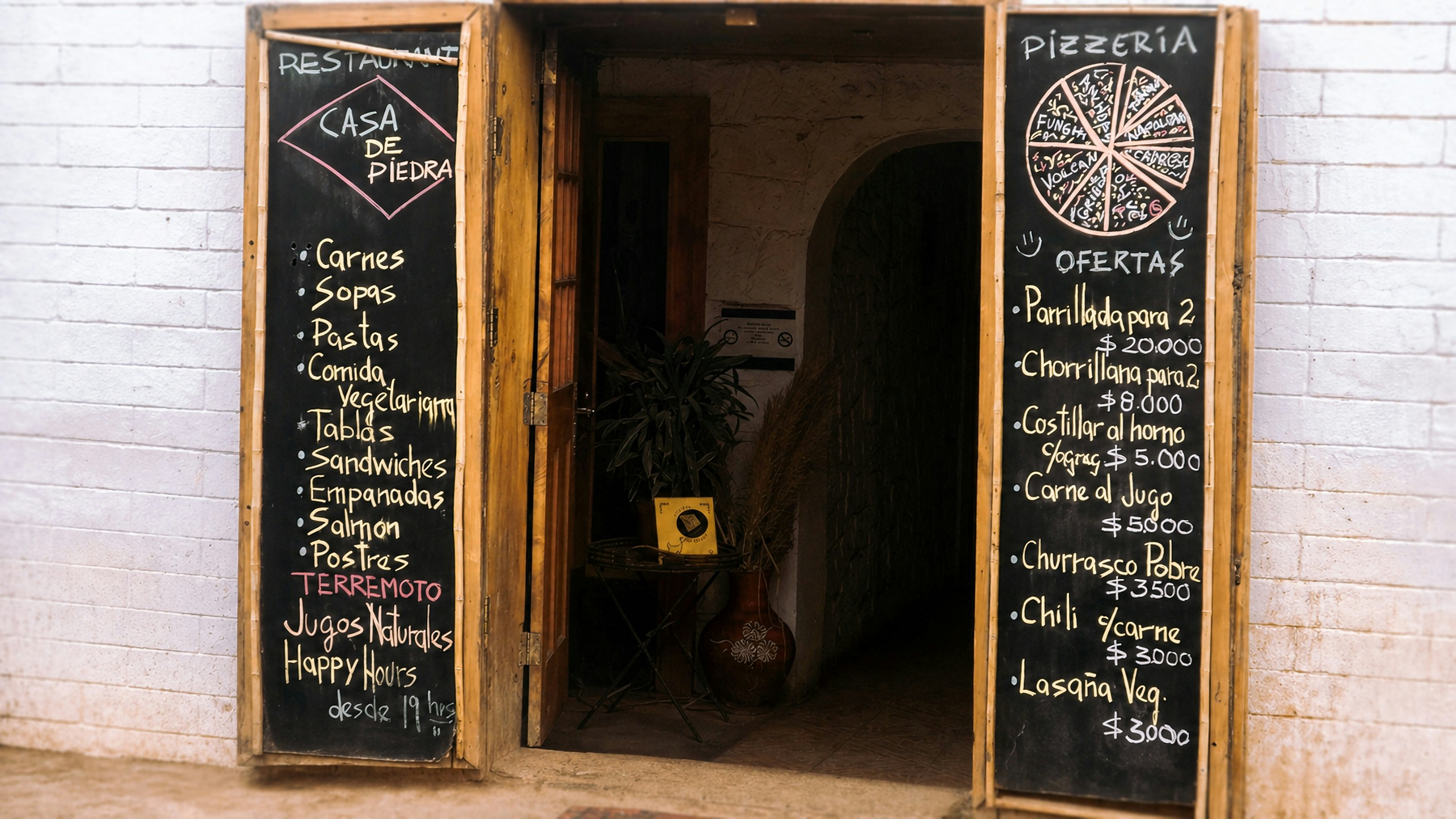 Cardápios de restaurantes e pizzarias exibidos em quadros-negros