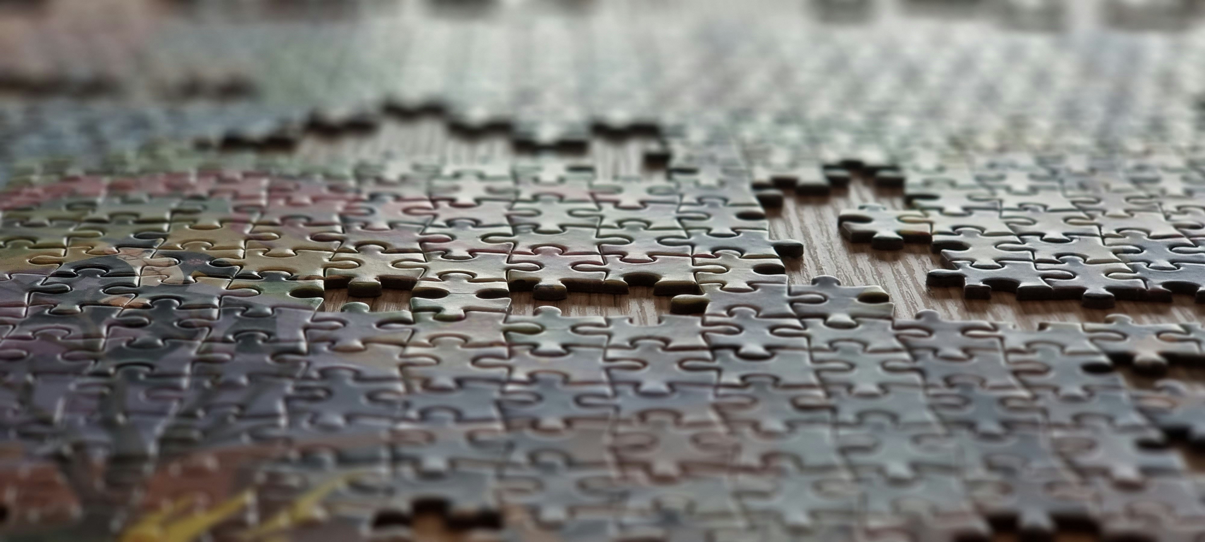 Gros plan d’un puzzle partiellement terminé