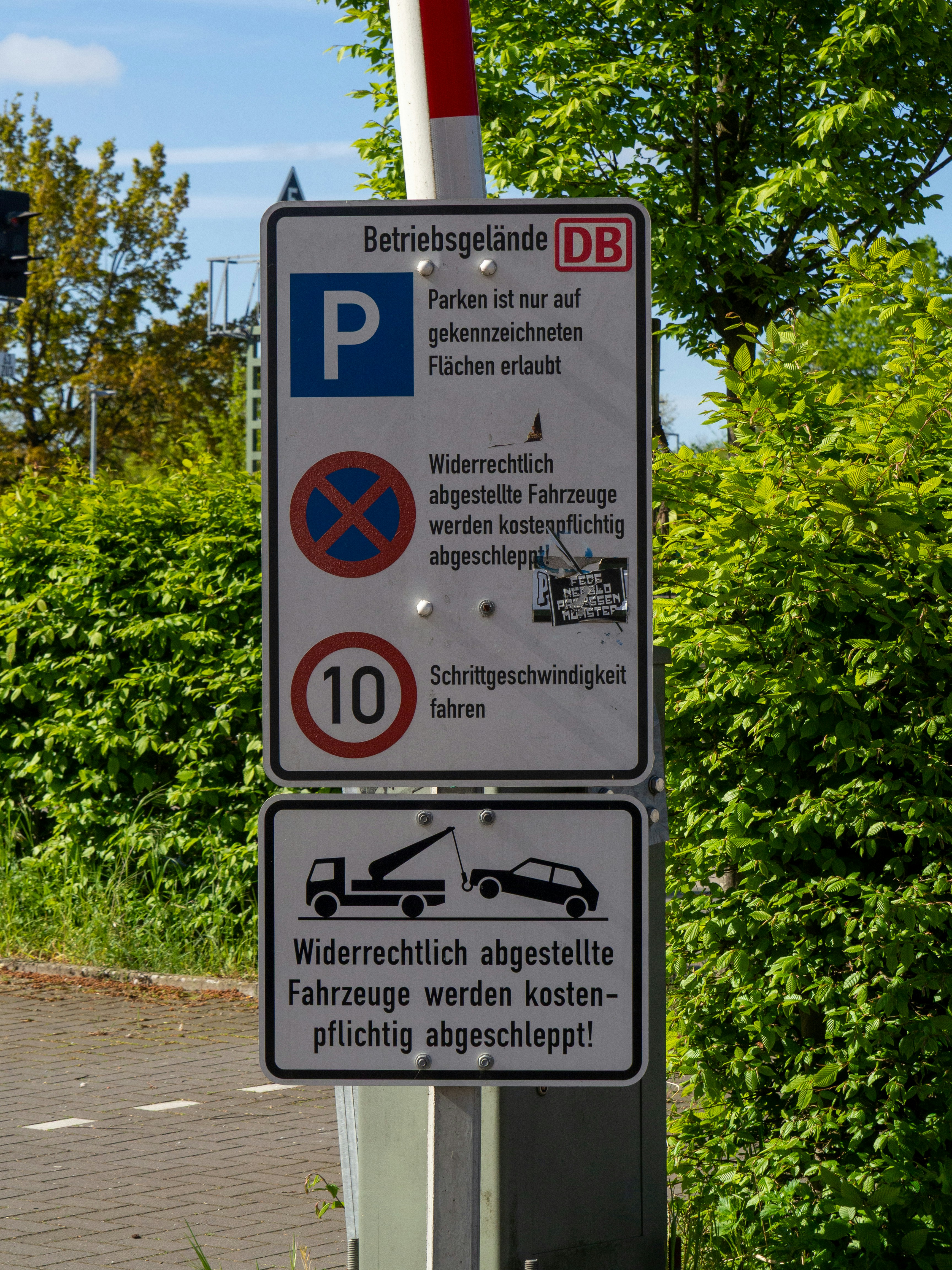 Panneaux allemands de stationnement et de limitation de vitesse avec panneaux de remorquage