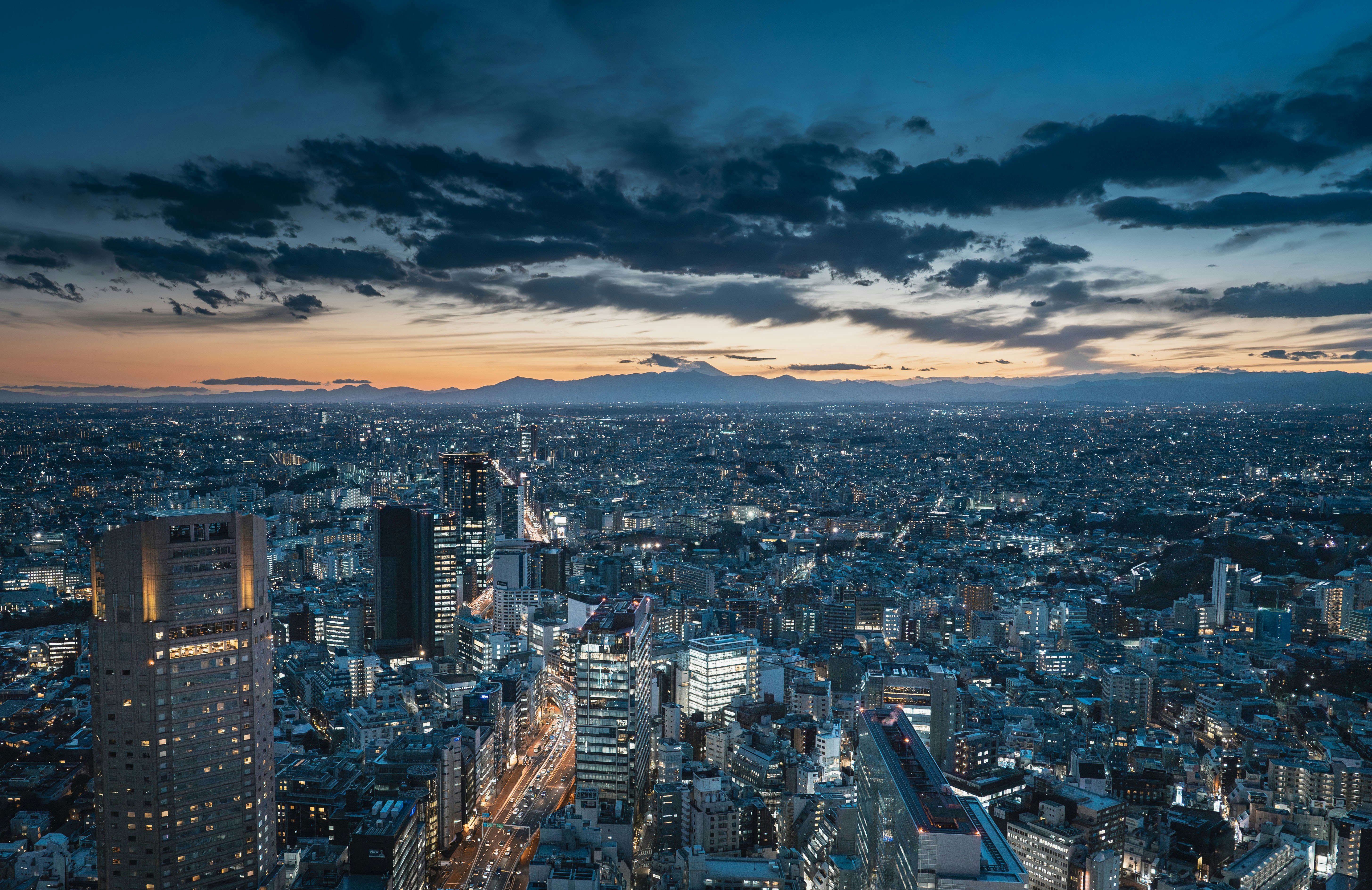 Vaste paysage urbain avec des bâtiments illuminés au crépuscule