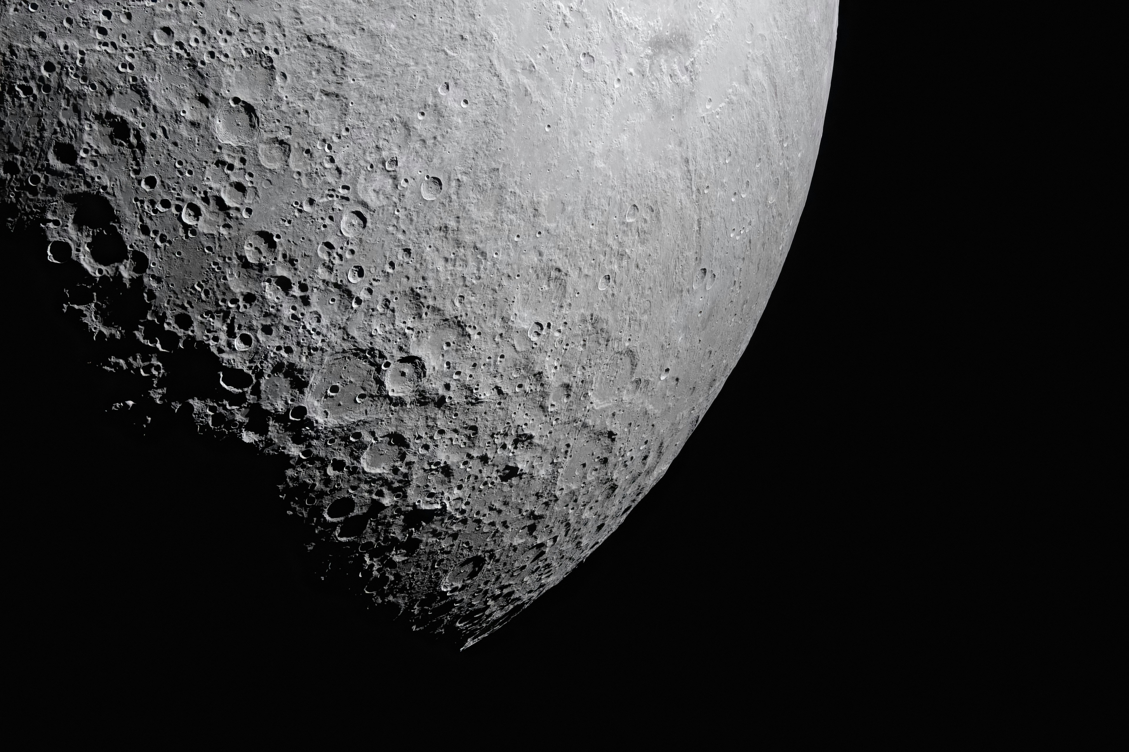 La superficie de la luna con cráteres