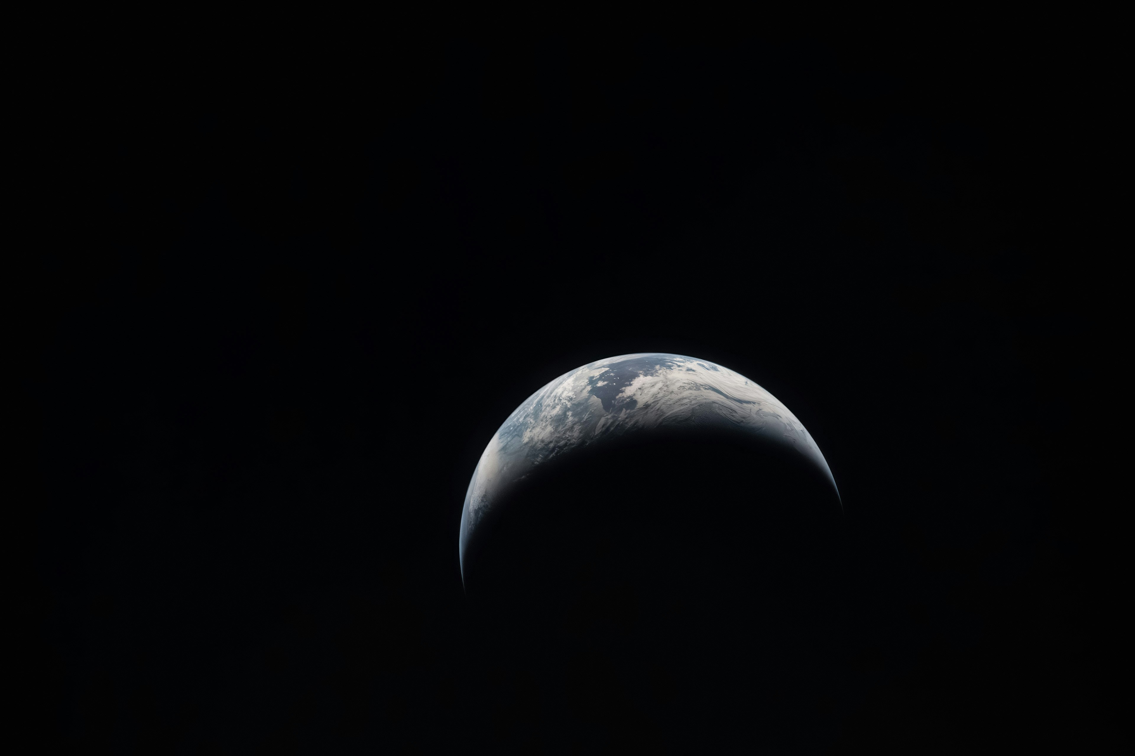 宇宙から見た地球、闇の中で。