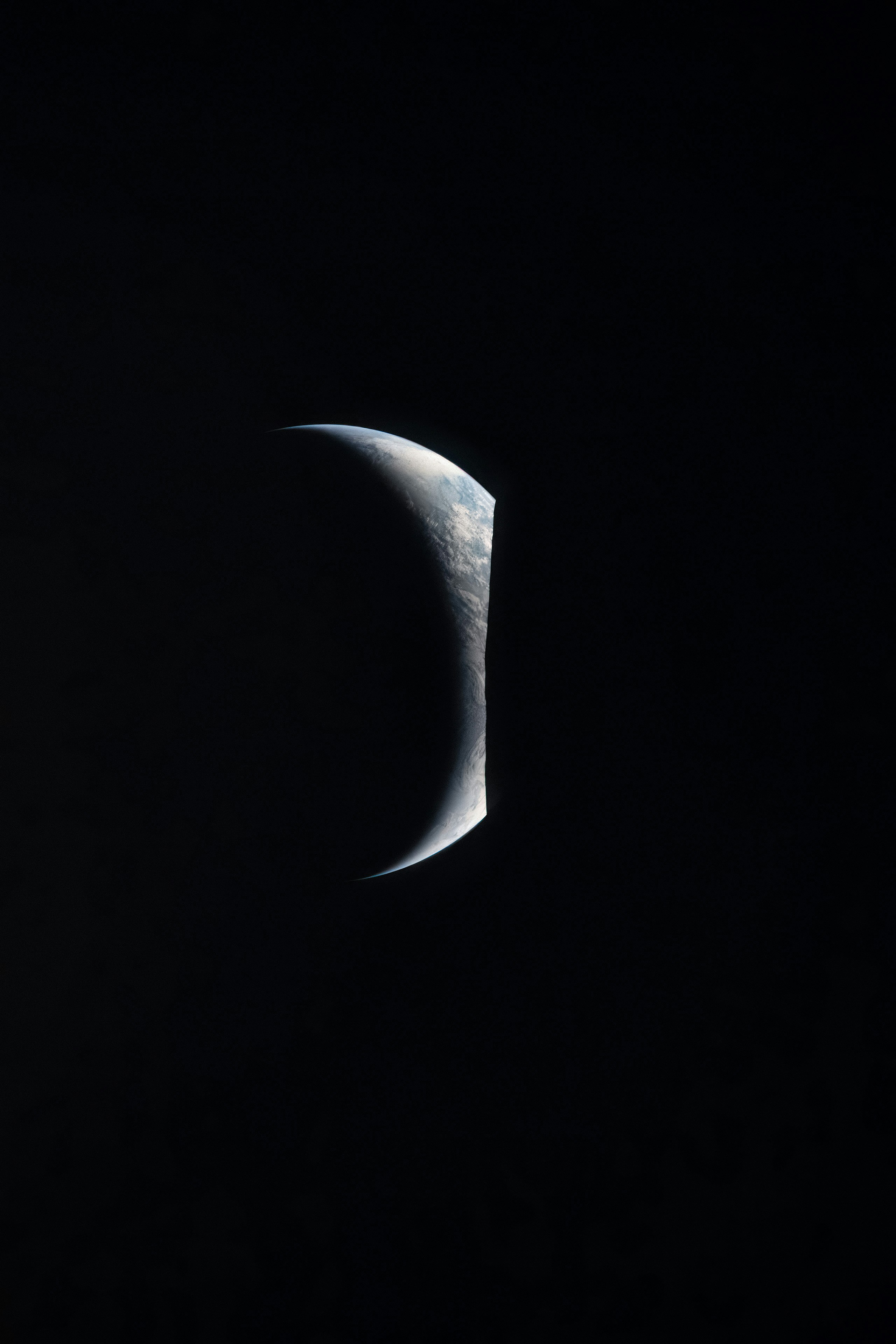 暗宇宙で見える三日月地球