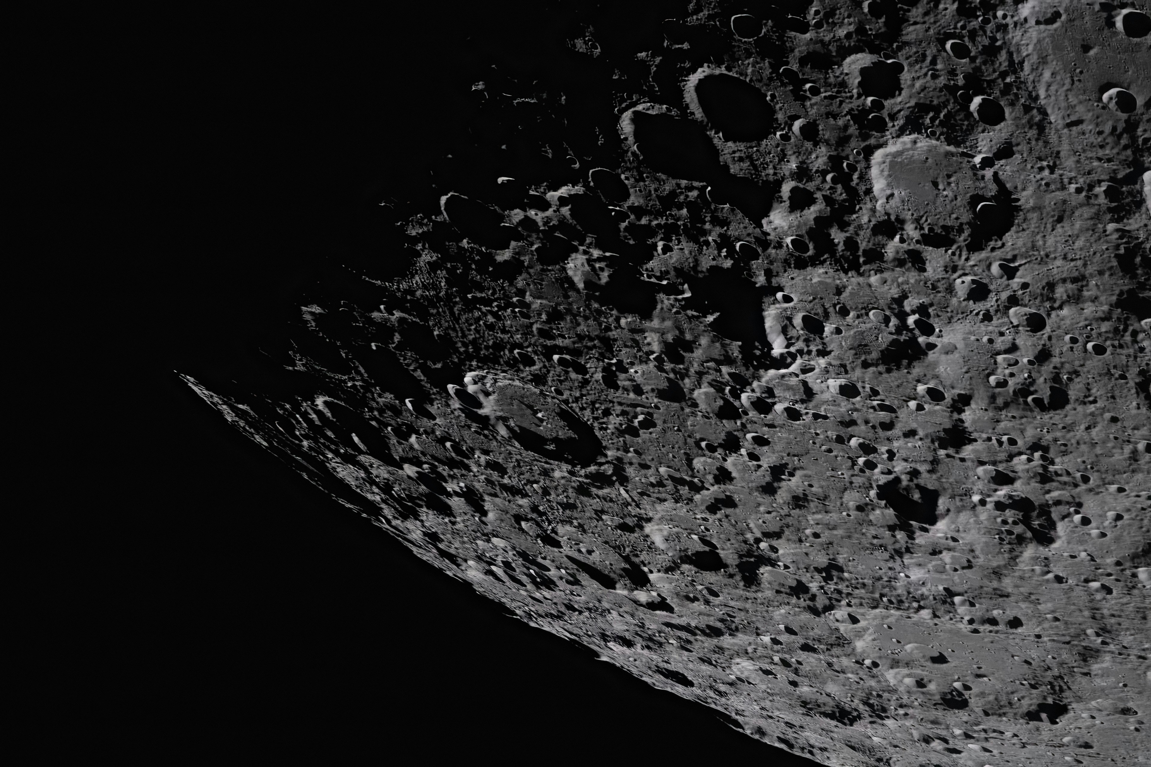 Superficie de la luna con muchos cráteres