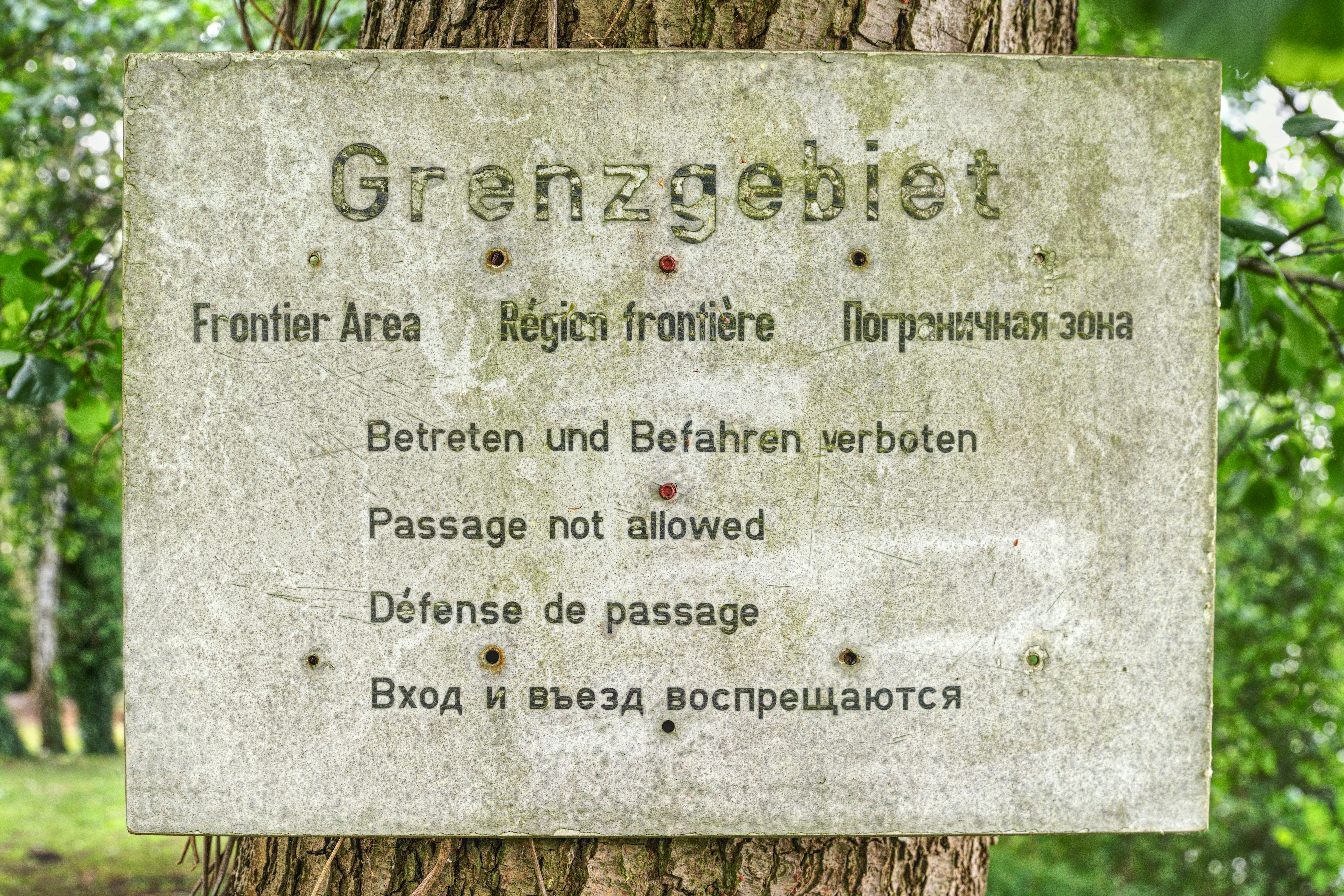 木の看板には「grenzgebiet frontier area」と書かれています。