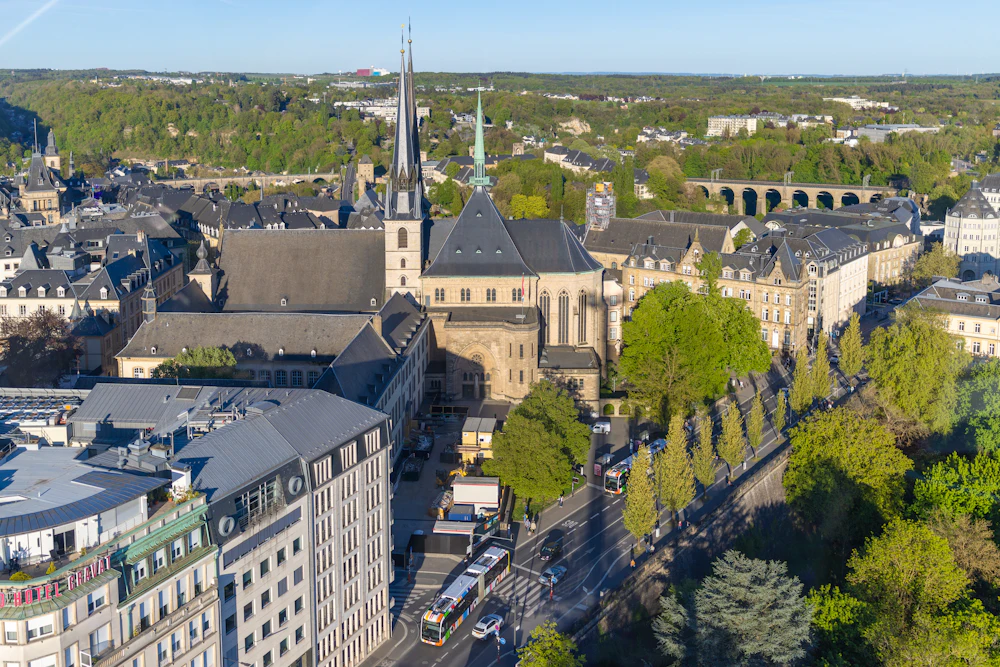 Panorama Luksemburga z lotu ptaka z katedrą Notre-Dame