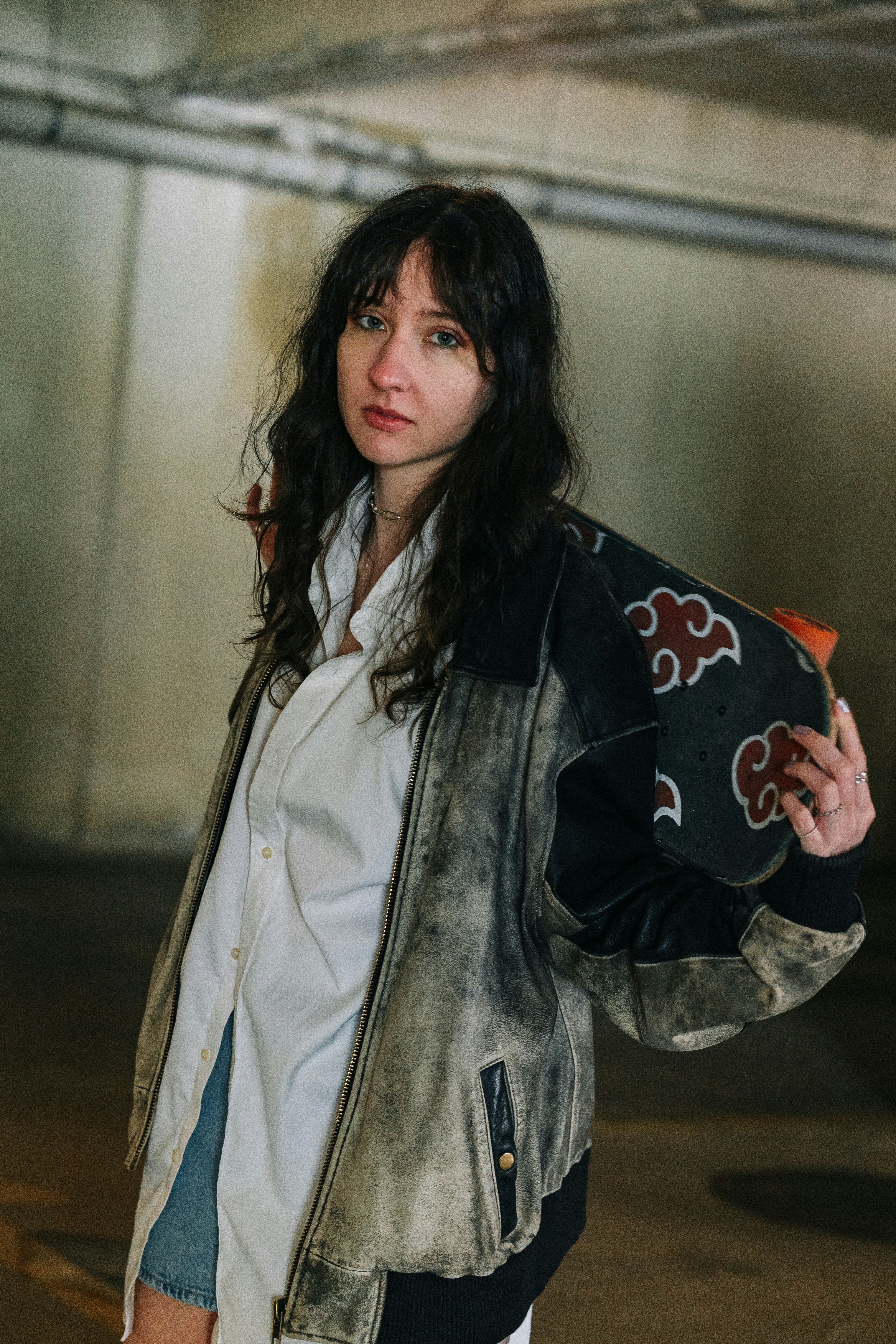 Femme portant une veste à motif de nuages rouges