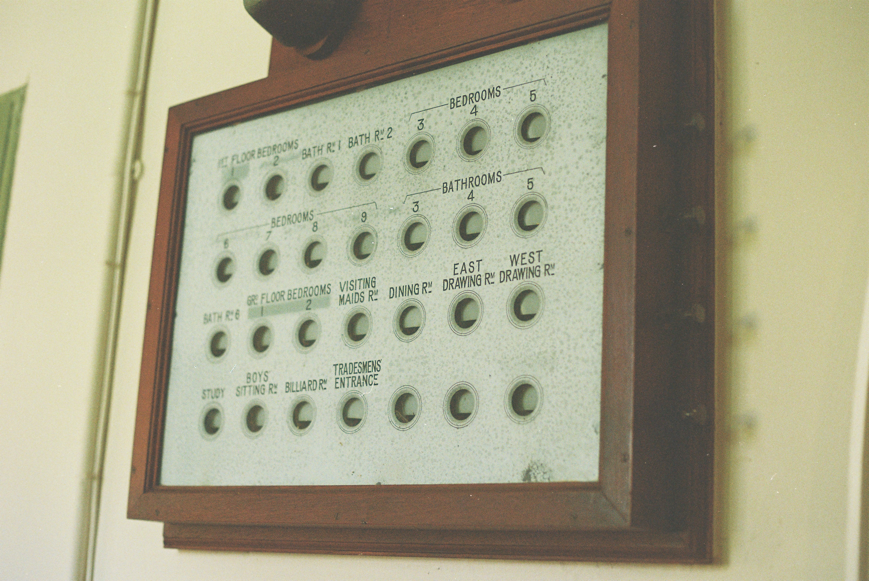 Tableau électrique vintage avec de nombreux boutons