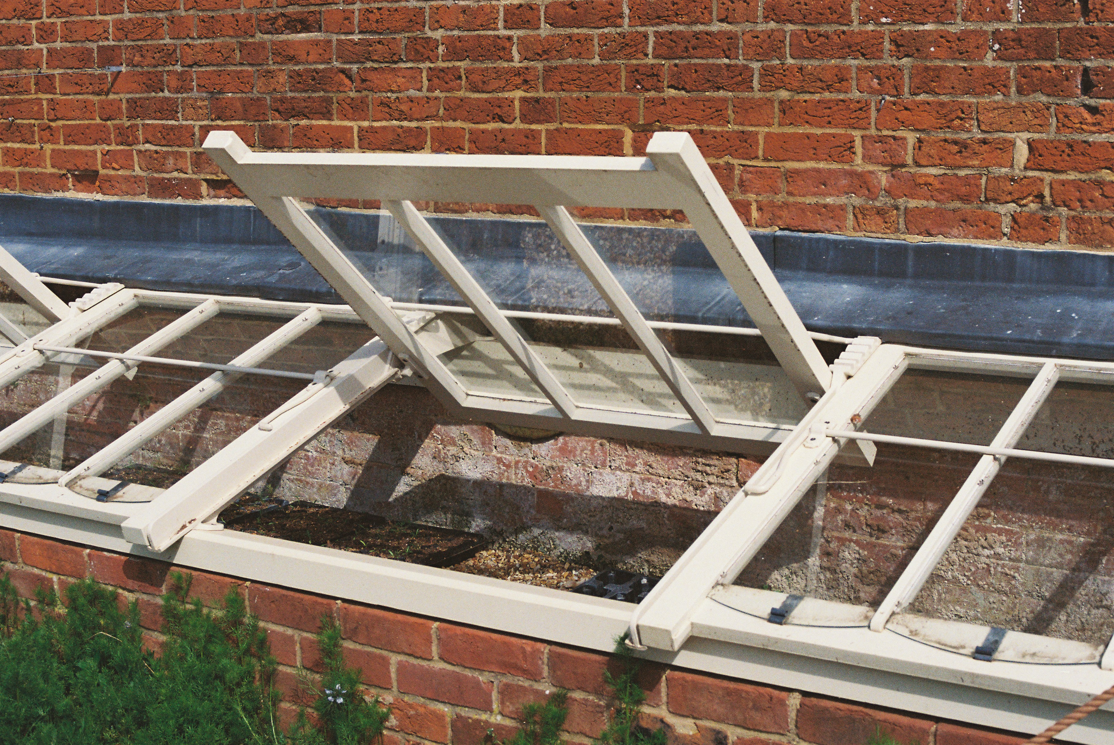 Technical illustration showing the optimal light angle for a cold frame lid