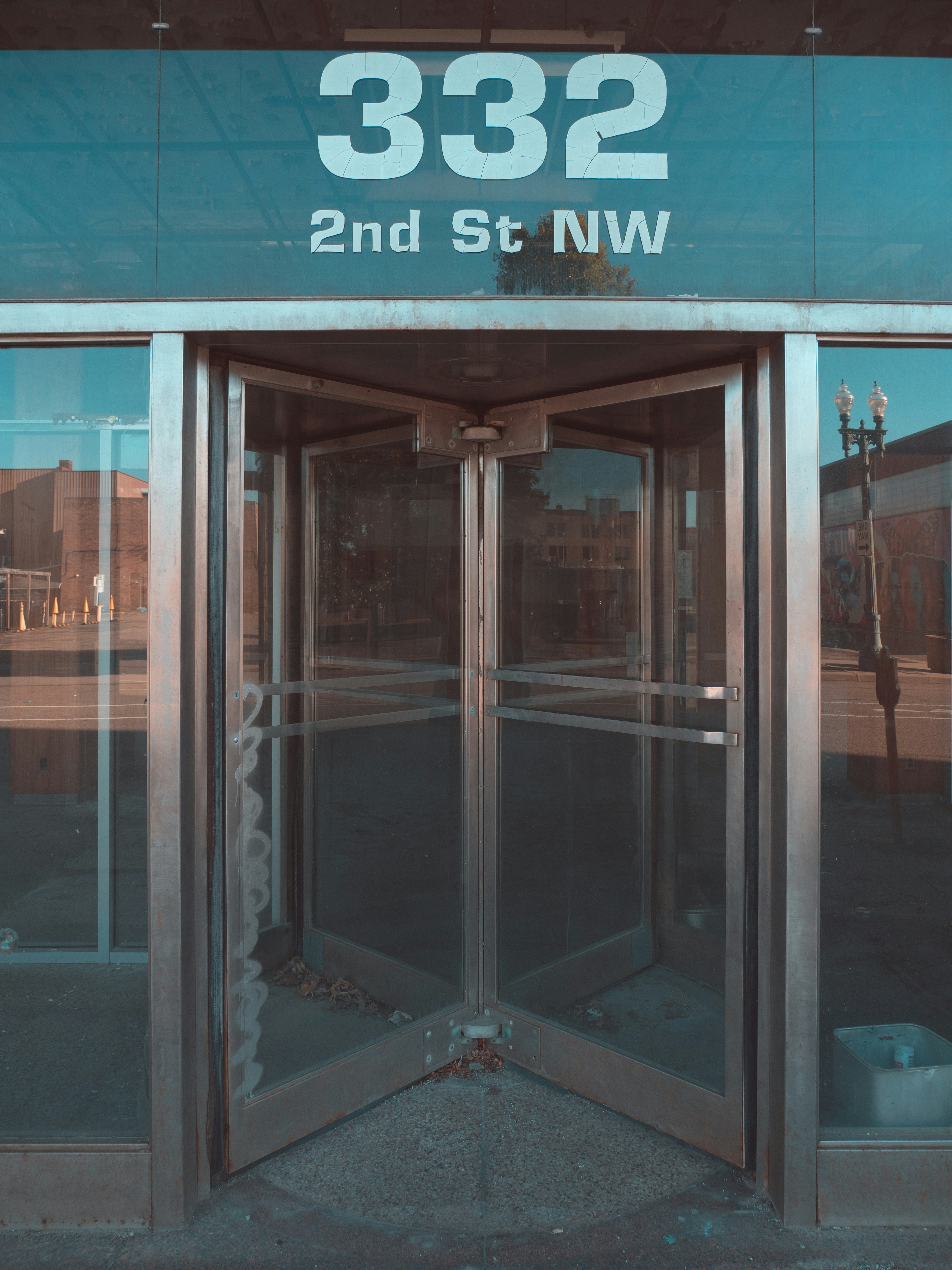 Glass revolving door at 332 2nd st nw