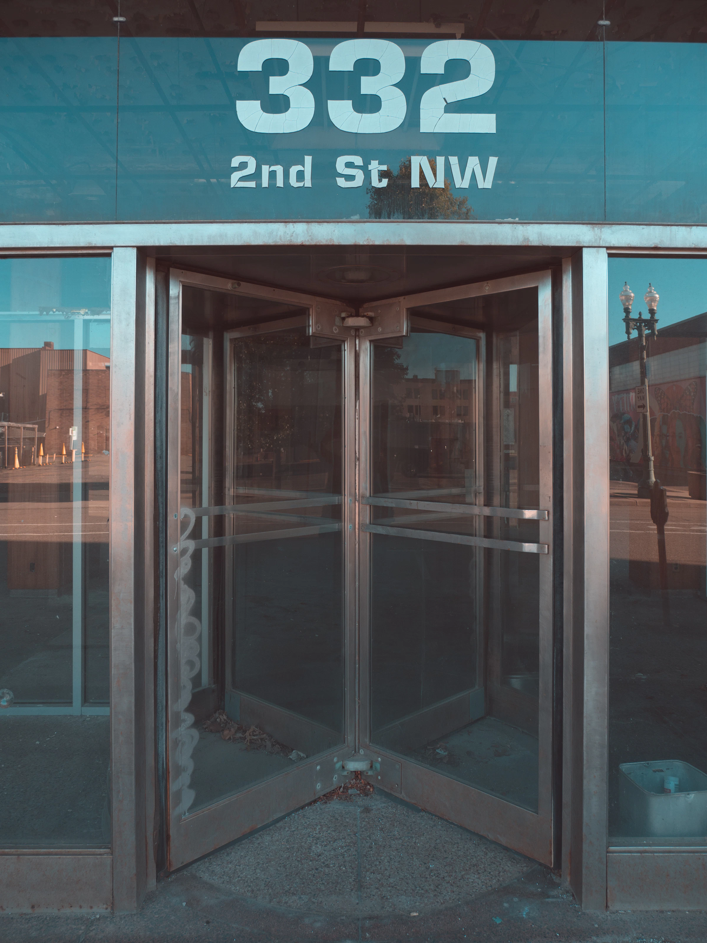 Puerta giratoria de vidrio en el acceso de un edificio moderno