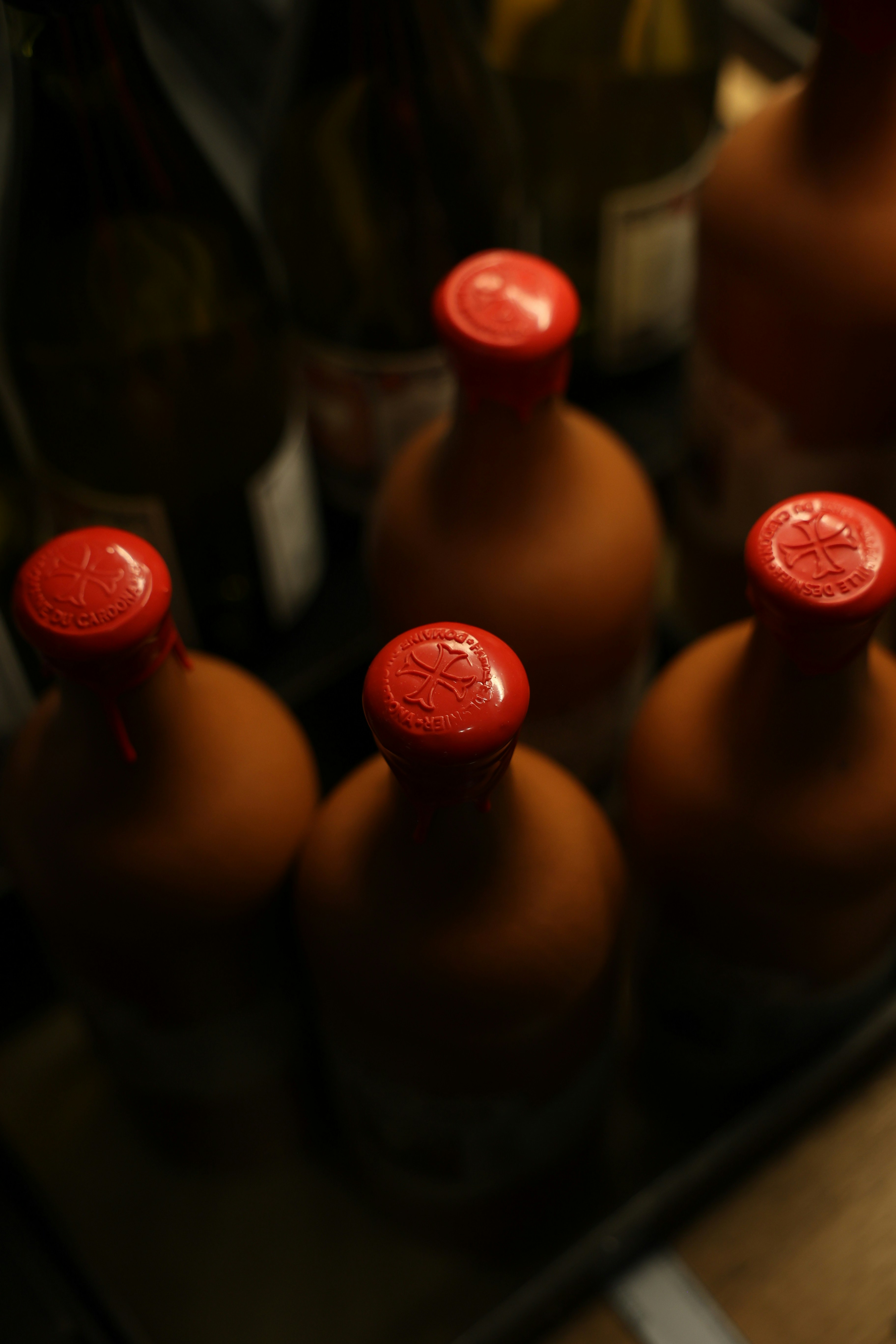 Beberapa botol coklat dengan tatahan tutup merah