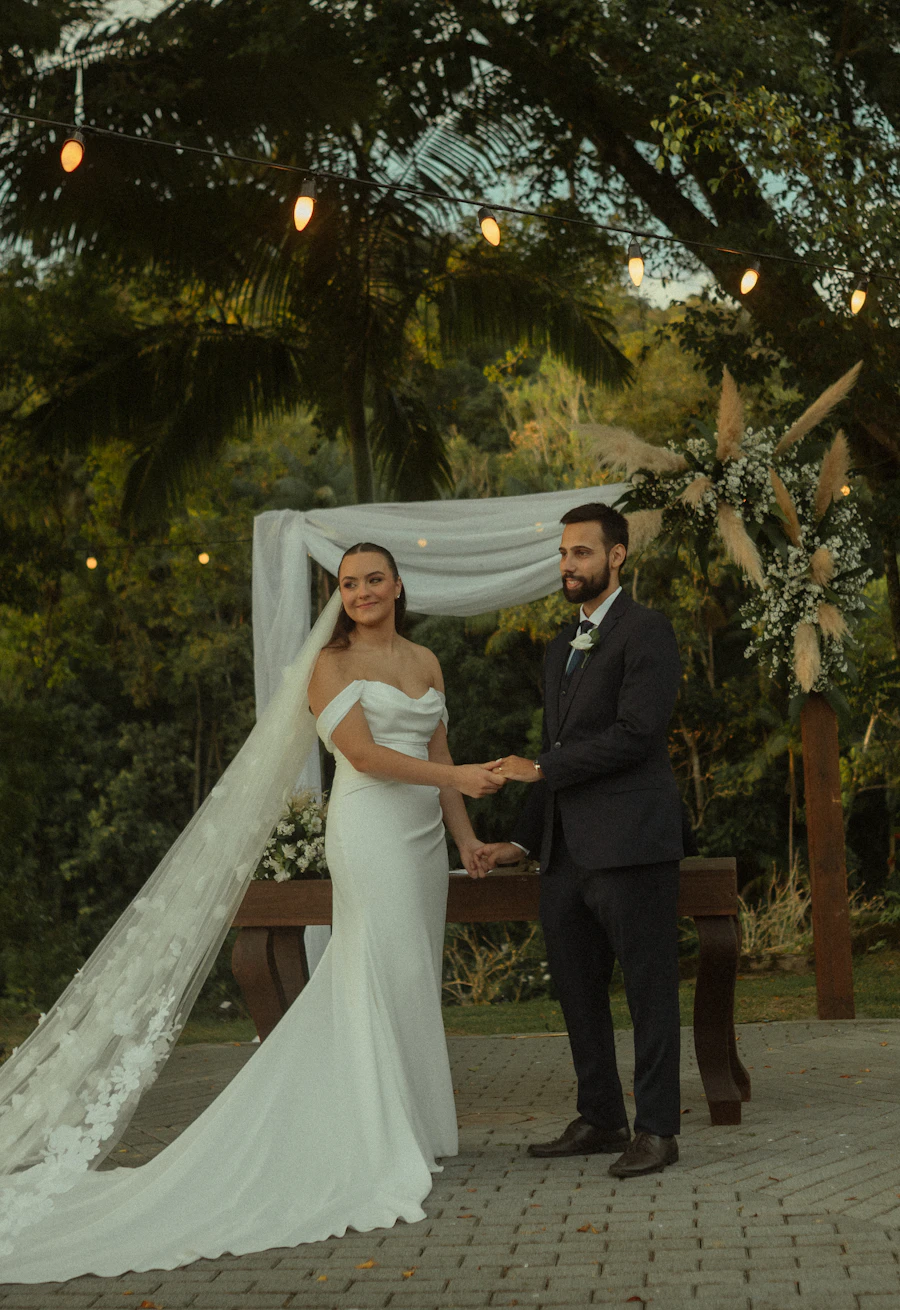 Pasangan pengantin di hari pernikahan