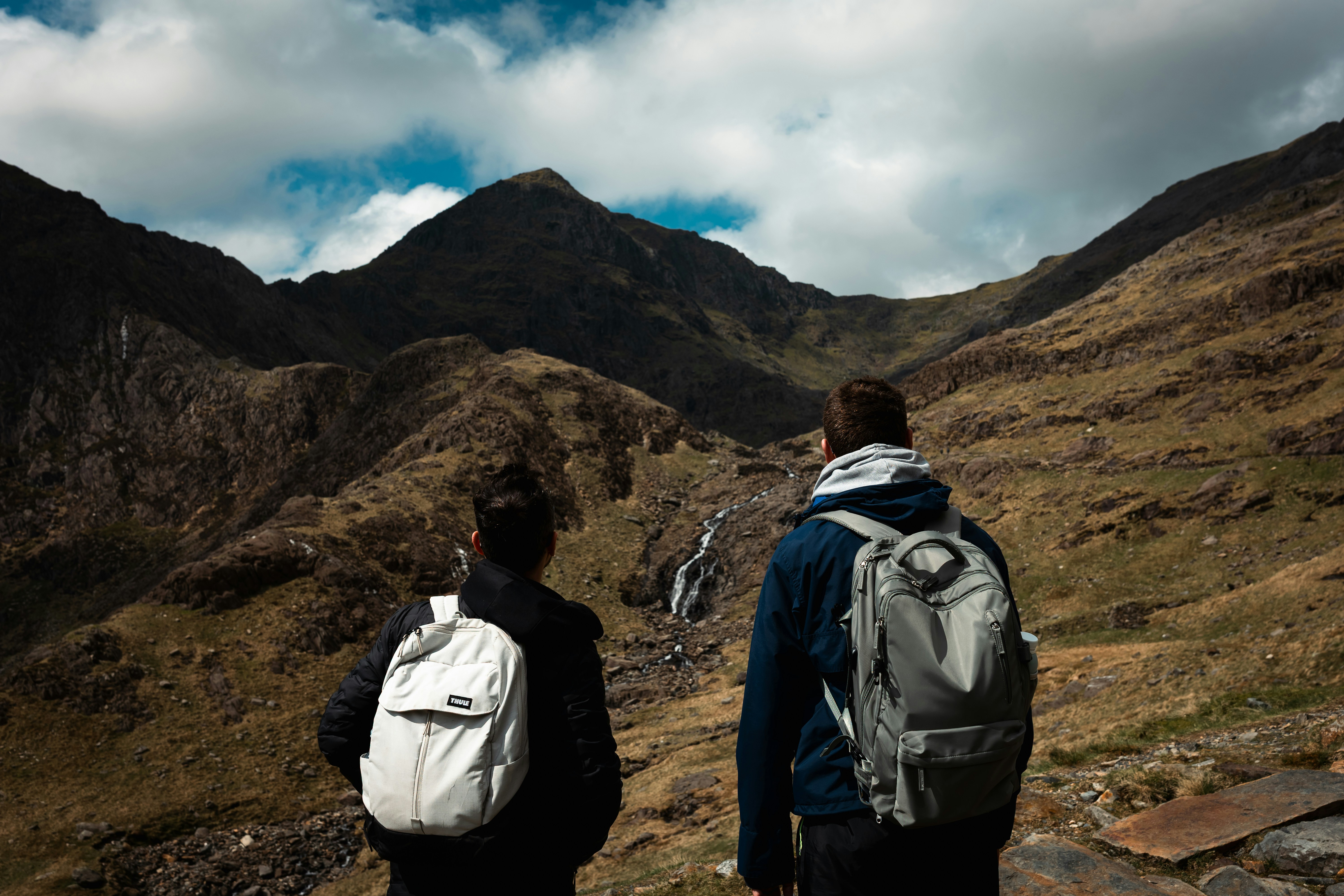 Deux randonneurs admirent un vaste paysage montagneux