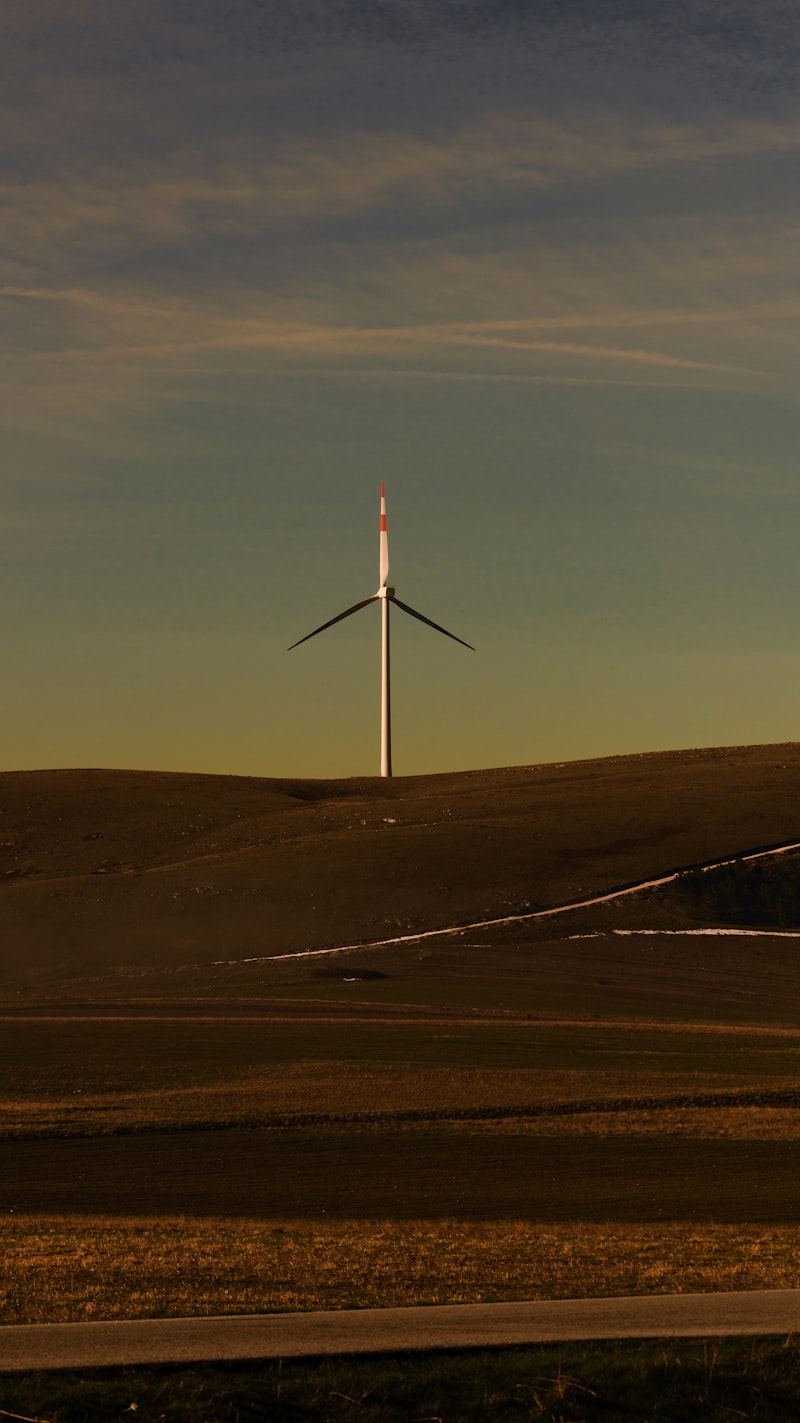 Windturbine auf einem Hügel im weiten Gelände