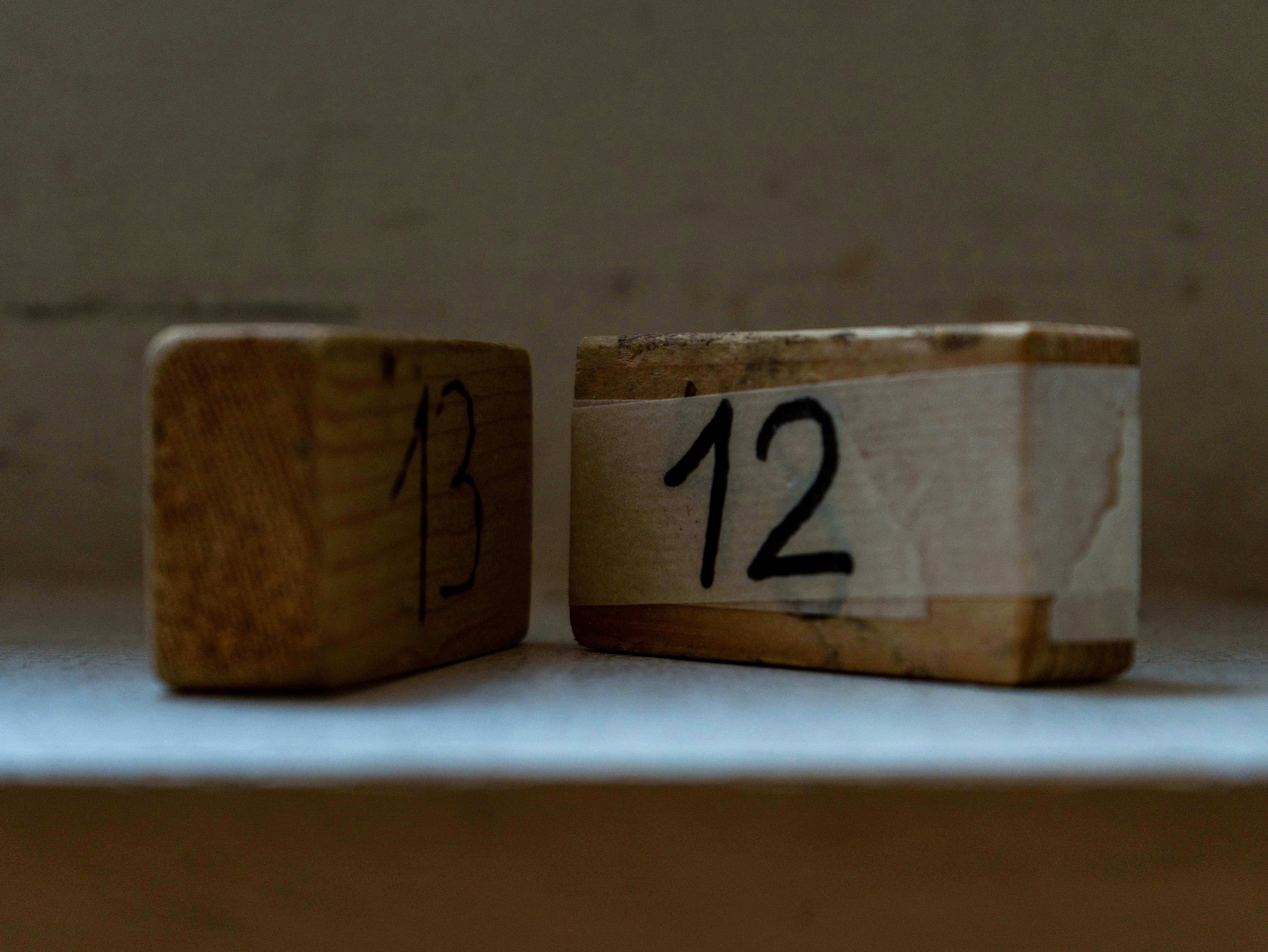 Dos bloques de madera con los números 13 y 12.
