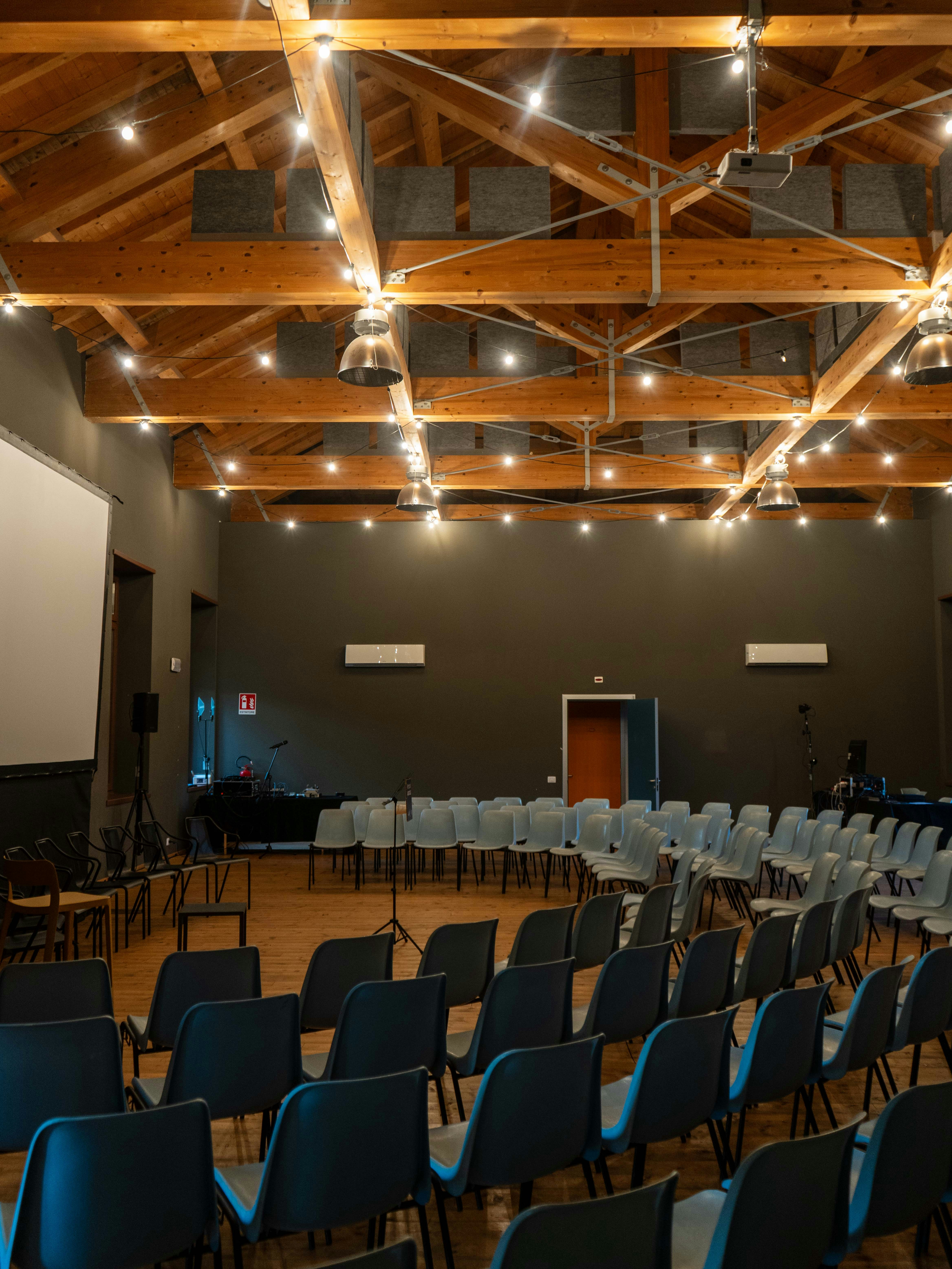 Salle de conférence vide avec des chaises disposées en cercle.