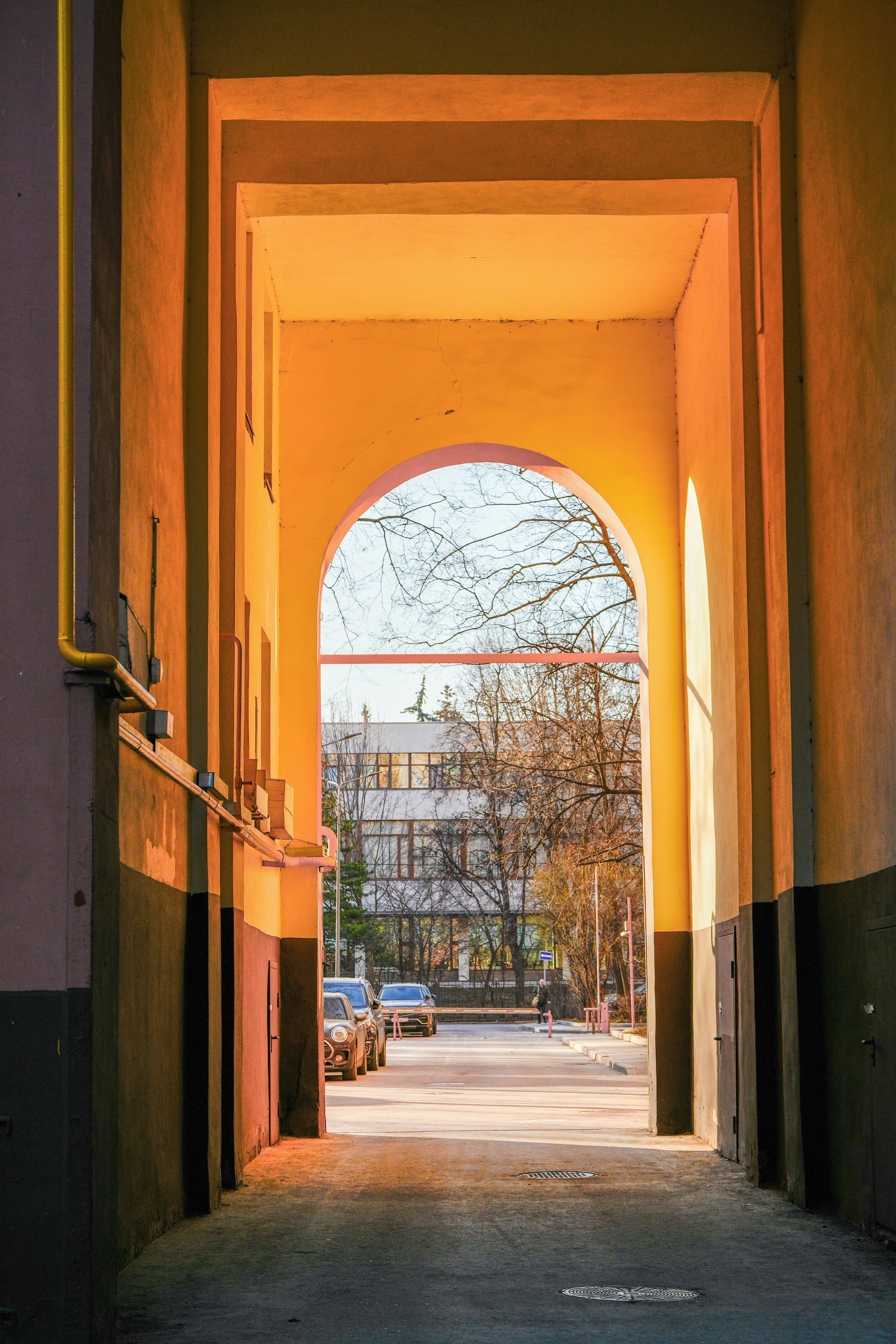 Ingresso ad arco illuminato da una calda luce del tramonto